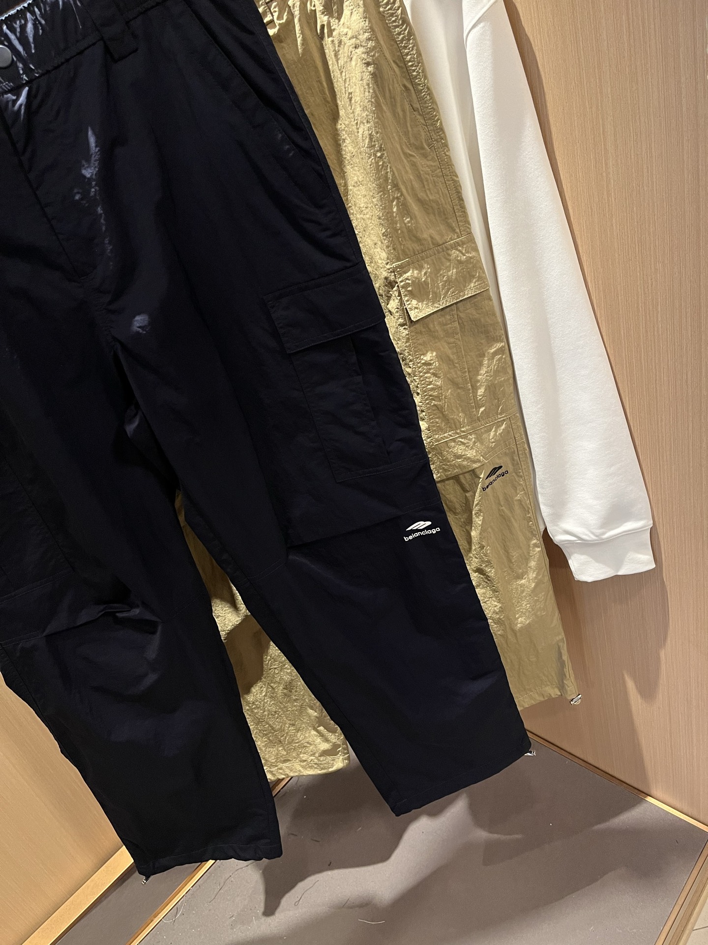 BALENCIA*巴黎*家 2025秋冬新款休闲裤，巴黎世家 裤腿印花字母logo图案设计！新款现货 Y