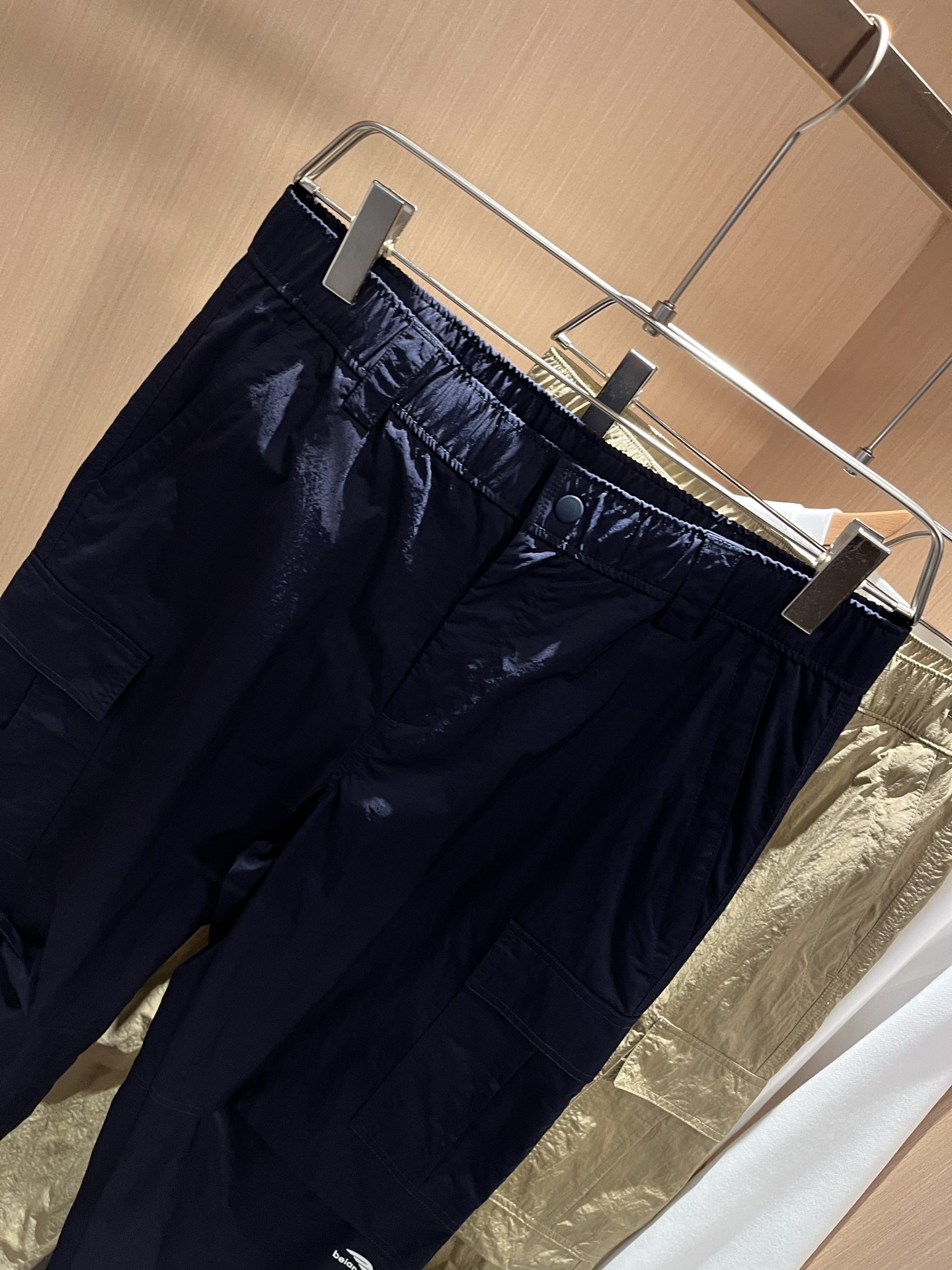 BALENCIA*巴黎*家 2025秋冬新款休闲裤，巴黎世家 裤腿印花字母logo图案设计！新款现货 Y