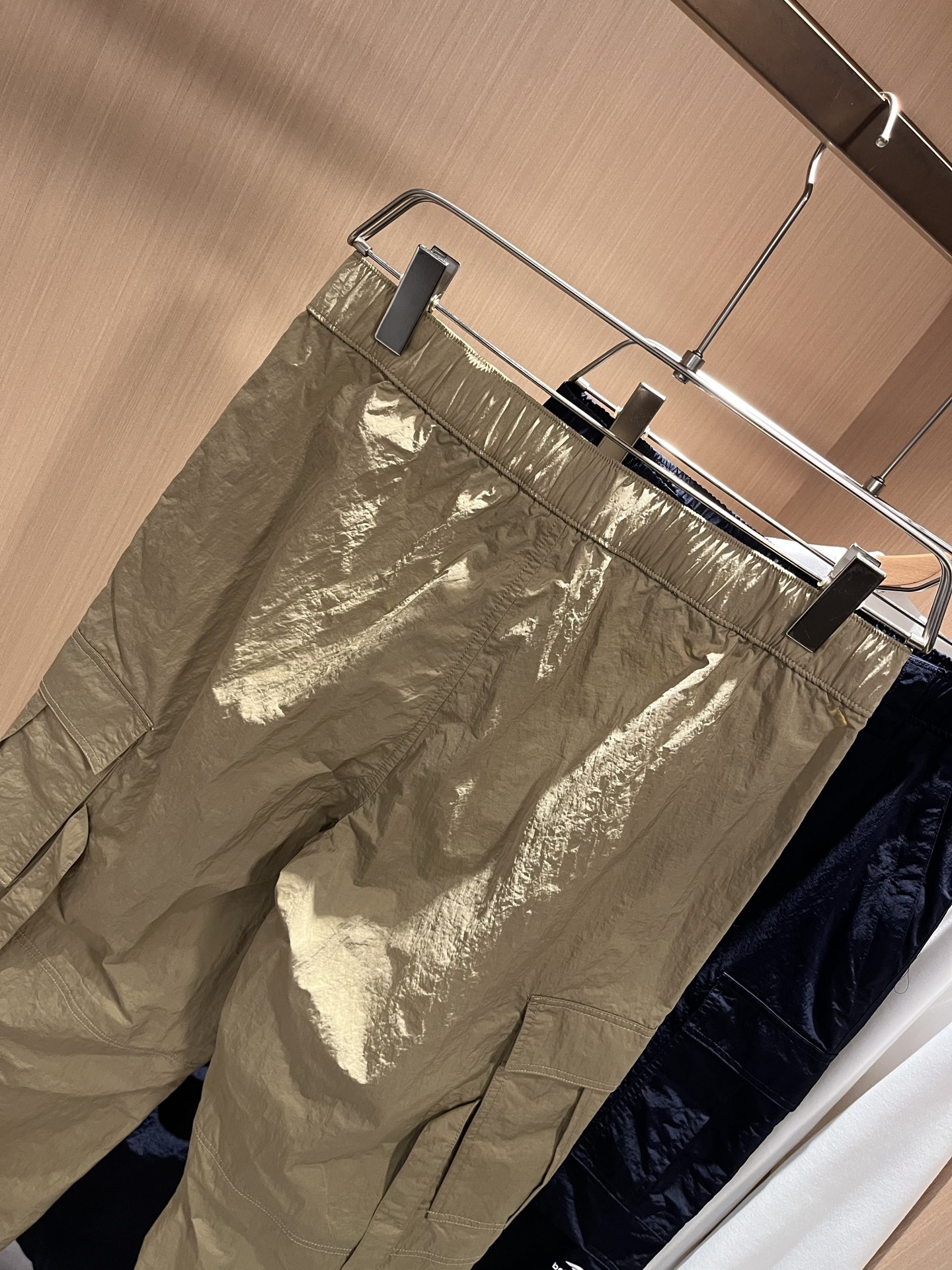 BALENCIA*巴黎*家 2025秋冬新款休闲裤，巴黎世家 裤腿印花字母logo图案设计！新款现货 Y