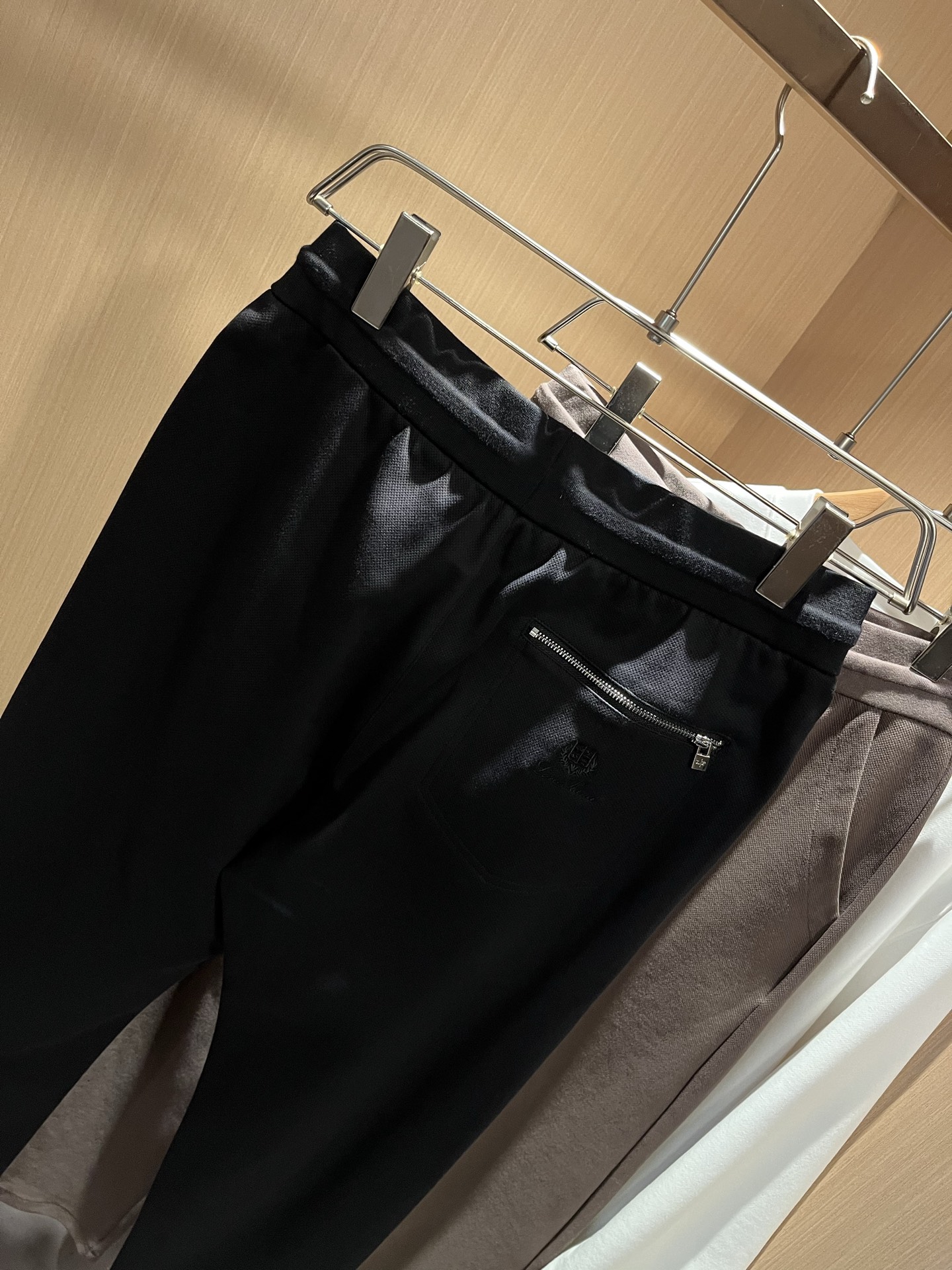 Loro Piana诺悠翩雅 2025秋冬新品男士休闲裤，最新的贸易订单全品相！！网红款！上身舒适透气，