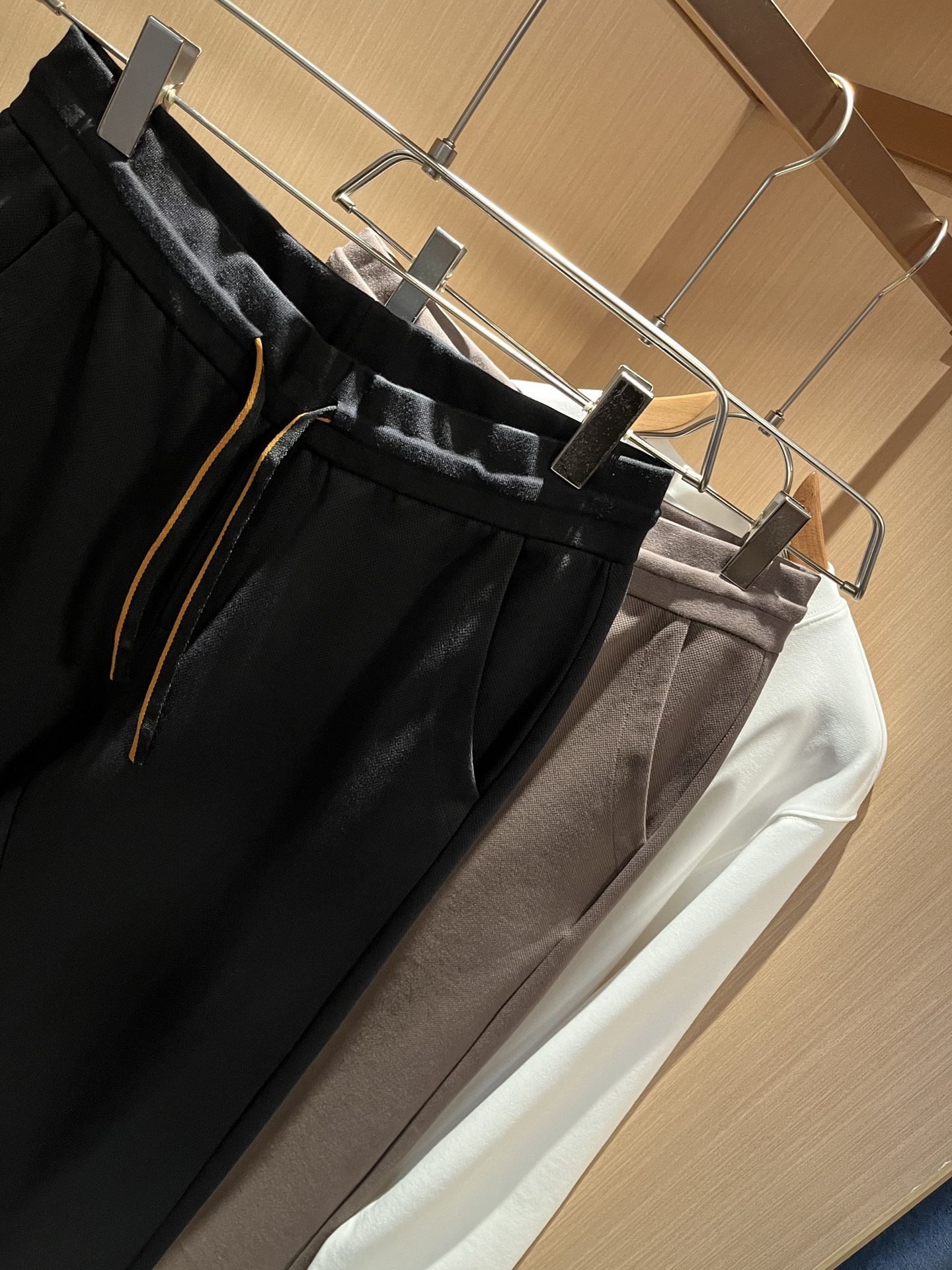 Loro Piana诺悠翩雅 2025秋冬新品男士休闲裤，最新的贸易订单全品相！！网红款！上身舒适透气，