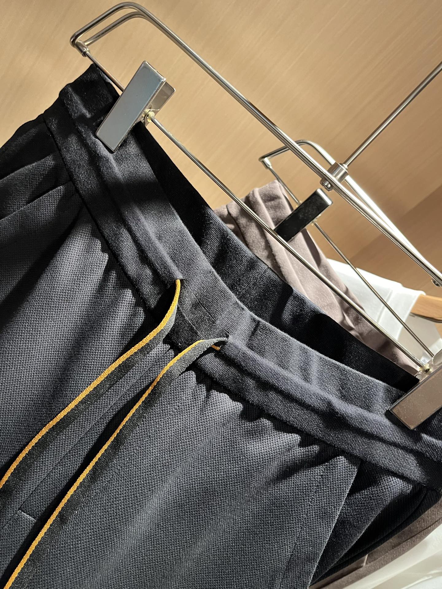 Loro Piana诺悠翩雅 2025秋冬新品男士休闲裤，最新的贸易订单全品相！！网红款！上身舒适透气，