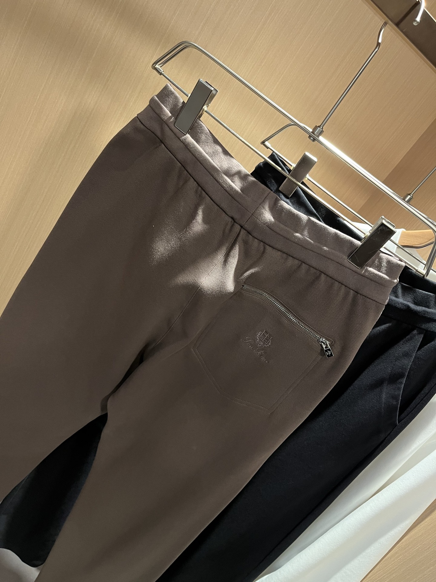 Loro Piana诺悠翩雅 2025秋冬新品男士休闲裤，最新的贸易订单全品相！！网红款！上身舒适透气，