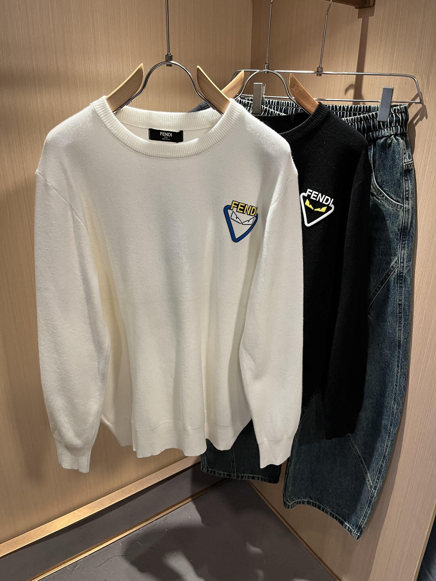 NO:541222,FEN*I FEN*Di's new 2025 autumn and winter FD family knitted sweater for men and women, versatile for men and women. Original Italian orders, popular FD family items, high-quality products with full representativeness and full specifications, and high-quality products that all FD fans are worth buying!  Pure Yidian channel orders, high-end and popular products from the FD family, very popular items at the moment, and iconic logo glue pressing design!  High-end goods worth keeping and giving away to others!  The most classic BUGS series styles of the FD family are trendy and beautiful, full of fashion sense, extremely high-quality and specifications, and use a very classic color matching logo glue-pressing design!  It gives people a strong visual impact, with extremely high recognition, and has a top-quality exclusive wool fabric!  Created, soft, delicate and comfortable, and the quality is quite high-end and classy!  Perfectly interprets the charm of the brand and leaves a deep impression. It is more fashionable and charming, with generous and fashionable upper body, and is even more stressful for outfits!  The inner wear alone is very delicious and beautiful scenery that cannot be ignored!  Size M-3XL, fendi,dior,alexander wang19860909FEN*I 芬*迪2025秋冬新款FD家族男女同款针织羊毛衫,男女同款百搭.意大利原厂订单,FD家族人气单品,代表性十足,规格感十足的精品,所有FD粉丝都值得抢购的精品！纯正意代渠道订单,FD家族的高奢人气爆款产物,当下十分火爆的单品,标志性logo压胶设计！值得自留和送人的高端货！FD家族最为经典的BUGS系列款式单品,新潮又好看,潮流气息感十足,档次规格感极高,并且采用十分经典的配色logo压胶设计！给人的视觉冲击感相当强烈,有着极高的辨识度,顶级专属羊毛面料！打造,触感柔软细腻舒适,品相相当高级有档次！完美诠释品牌魅力,给人留下深刻印象.更具时尚与韵味,上身大方时尚,对于穿搭更是毫无压力！单穿内搭都极有味道,不可忽视的靓丽风景线！ 尺码M-3XL,,fendi,dior,alexander wang,Men's clothing