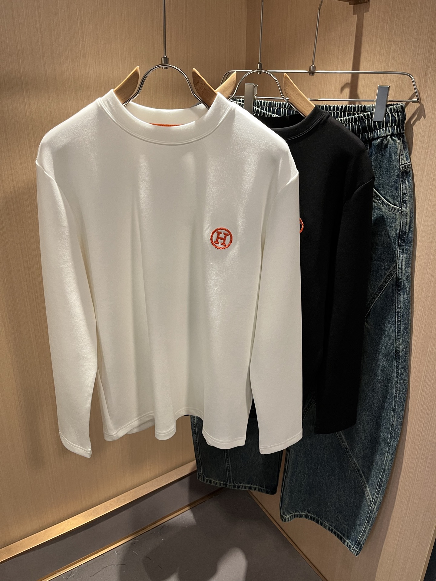 NO:529880,Her*mes 2025 autumn and winter new men's long-sleeved base T-shirt, a newly upgraded versatile basic style, low-key and luxurious, and a choice of character!  Select high-quality and selected pure cotton fabrics!  Created, enjoy a relaxed and comfortable wearing experience, with super vertical performance, and has a strong sense of art. The iconic logo embroidery craftsmanship is designed with meticulous craftsmanship and high recognition, showing the new brand micro-label culture!  Classic perfect design, precise and in place for cutting. Simple and atmospheric style, and can show fashionable charm in daily leisure life. Size M-3XL, tees, t-shirt, alexander wang19860909Her*mes爱*仕2025秋冬新款男士长袖打底T恤,全新升级百搭基础款,低调奢华,品格之选！甄选优质精选纯棉面料！打造而成,享受轻松自在的穿着体验,有着超强的垂直性能 艺术感极强标志性logo刺绣工艺设计,工艺细致,辨识度极高,展现全新品牌微标文化！经典完美版型设计,在裁剪上精准到位.简约大气风格,又能在日常休闲生活中展现时尚魅力.尺码M-3XL,,tees，t-shirt,alexander wang,Men's clothing