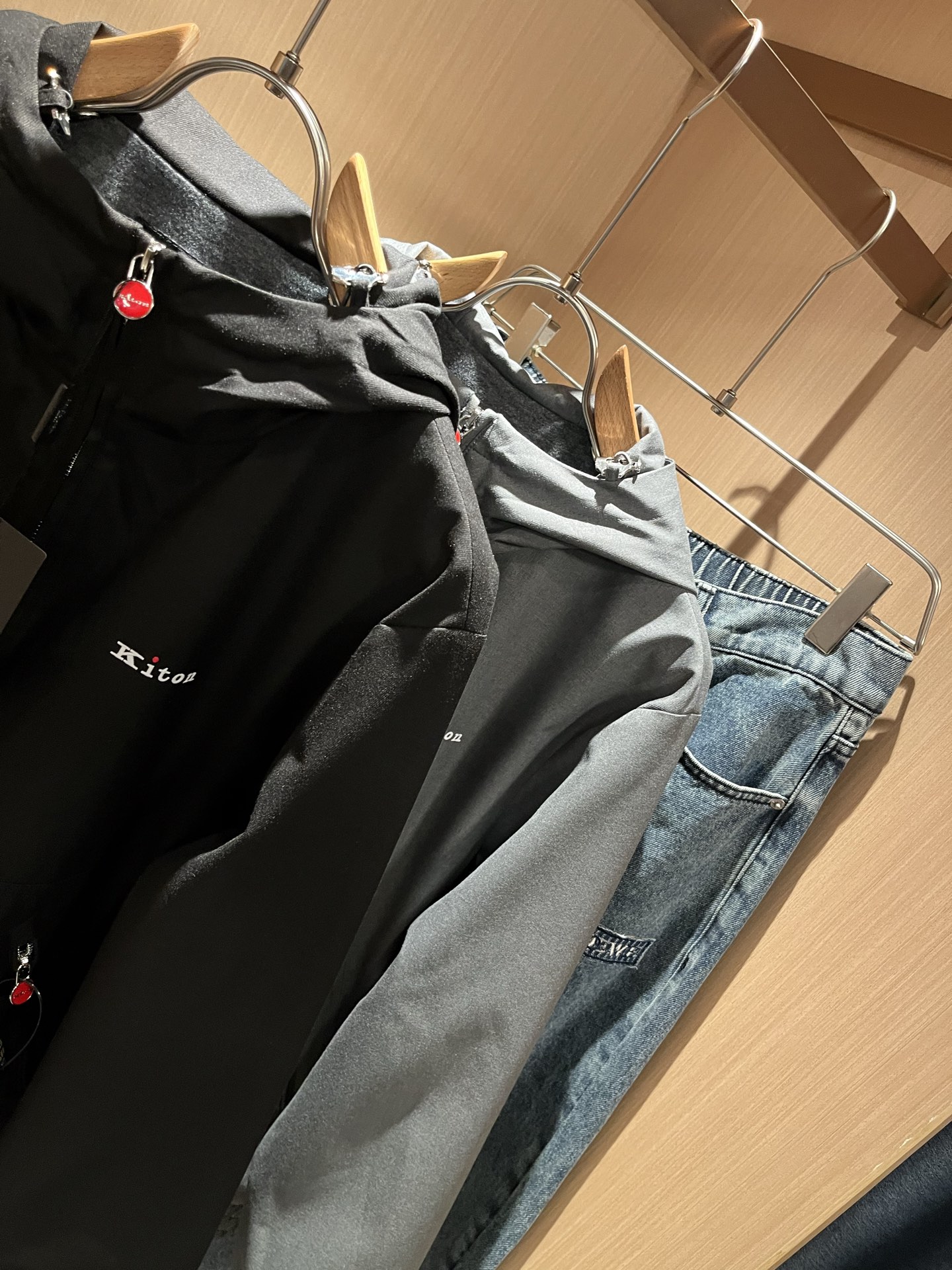 Kiton 2025秋冬新款男士休闲夹克，采用进口专属聚酯纤维面料！！简单LOGO标识五金设计！代表品牌