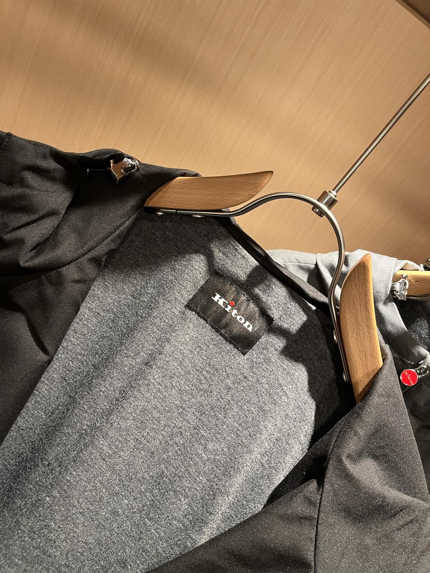 Kiton 2025秋冬新款男士休闲夹克，采用进口专属聚酯纤维面料！！简单LOGO标识五金设计！代表品牌