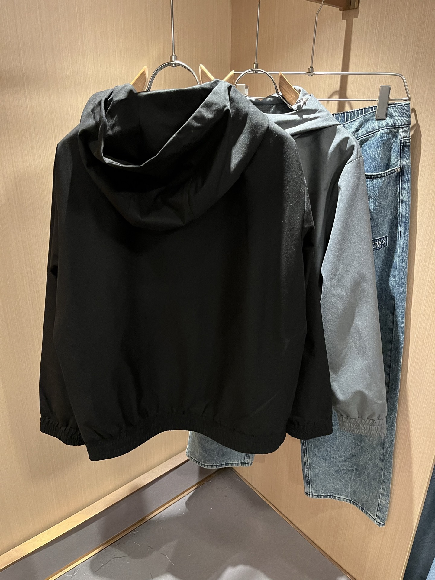 Kiton 2025秋冬新款男士休闲夹克，采用进口专属聚酯纤维面料！！简单LOGO标识五金设计！代表品牌