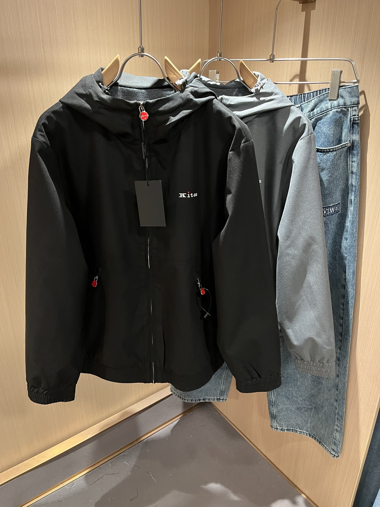 Kiton 2025秋冬新款男士休闲夹克，采用进口专属聚酯纤维面料！！简单LOGO标识五金设计！代表品牌