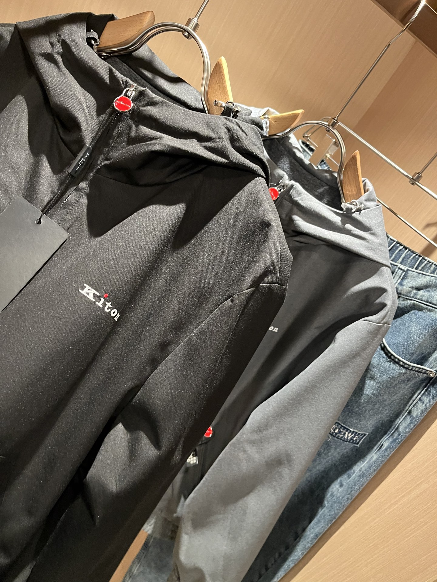 Kiton 2025秋冬新款男士休闲夹克，采用进口专属聚酯纤维面料！！简单LOGO标识五金设计！代表品牌