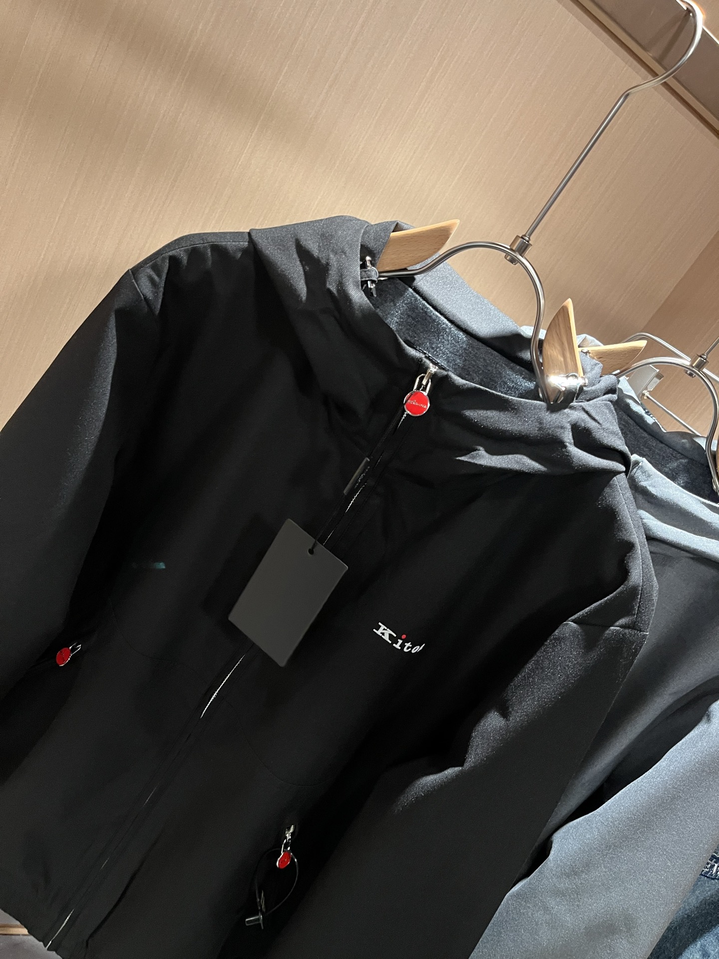 Kiton 2025秋冬新款男士休闲夹克，采用进口专属聚酯纤维面料！！简单LOGO标识五金设计！代表品牌