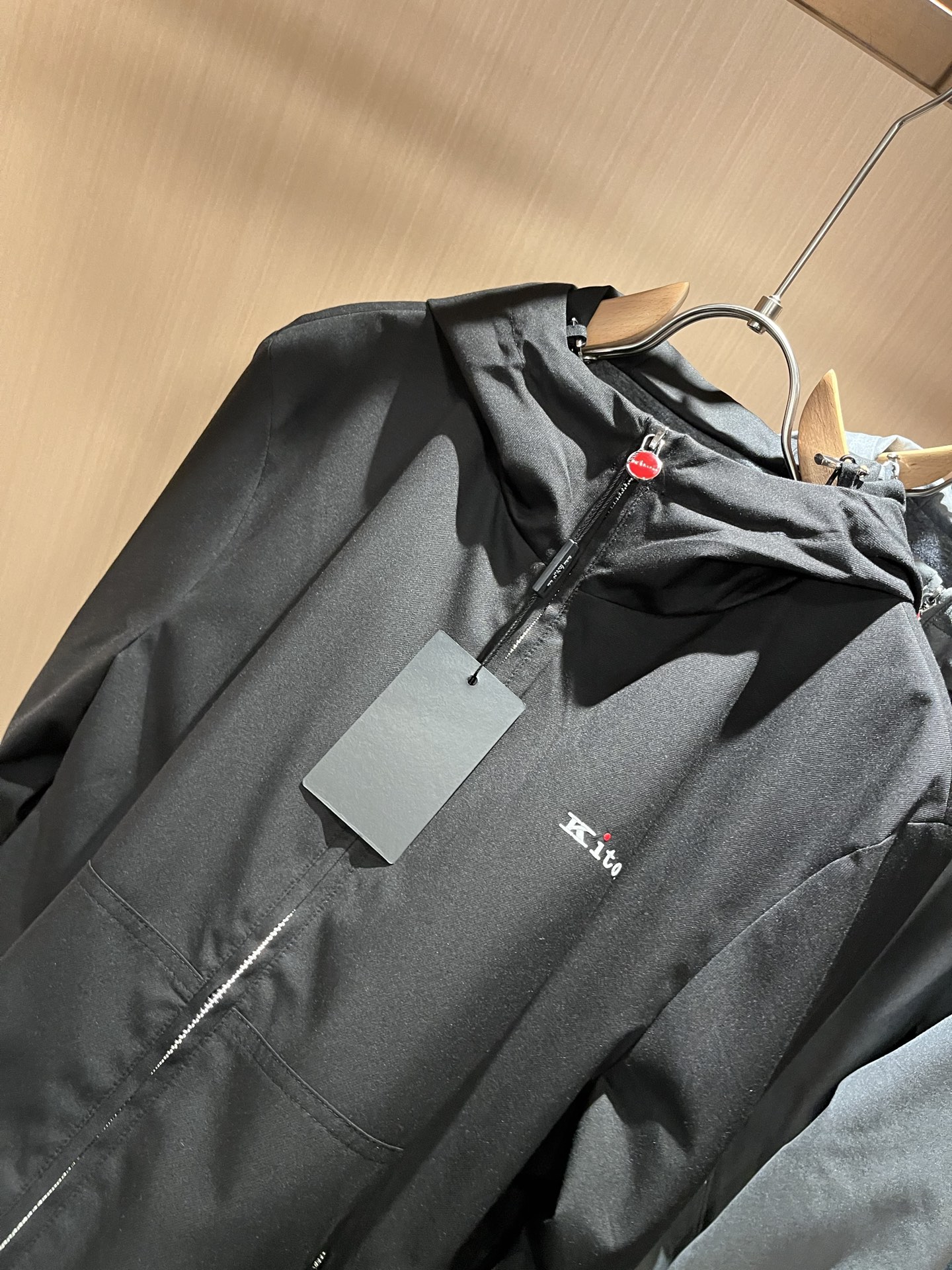 Kiton 2025秋冬新款男士休闲夹克，采用进口专属聚酯纤维面料！！简单LOGO标识五金设计！代表品牌