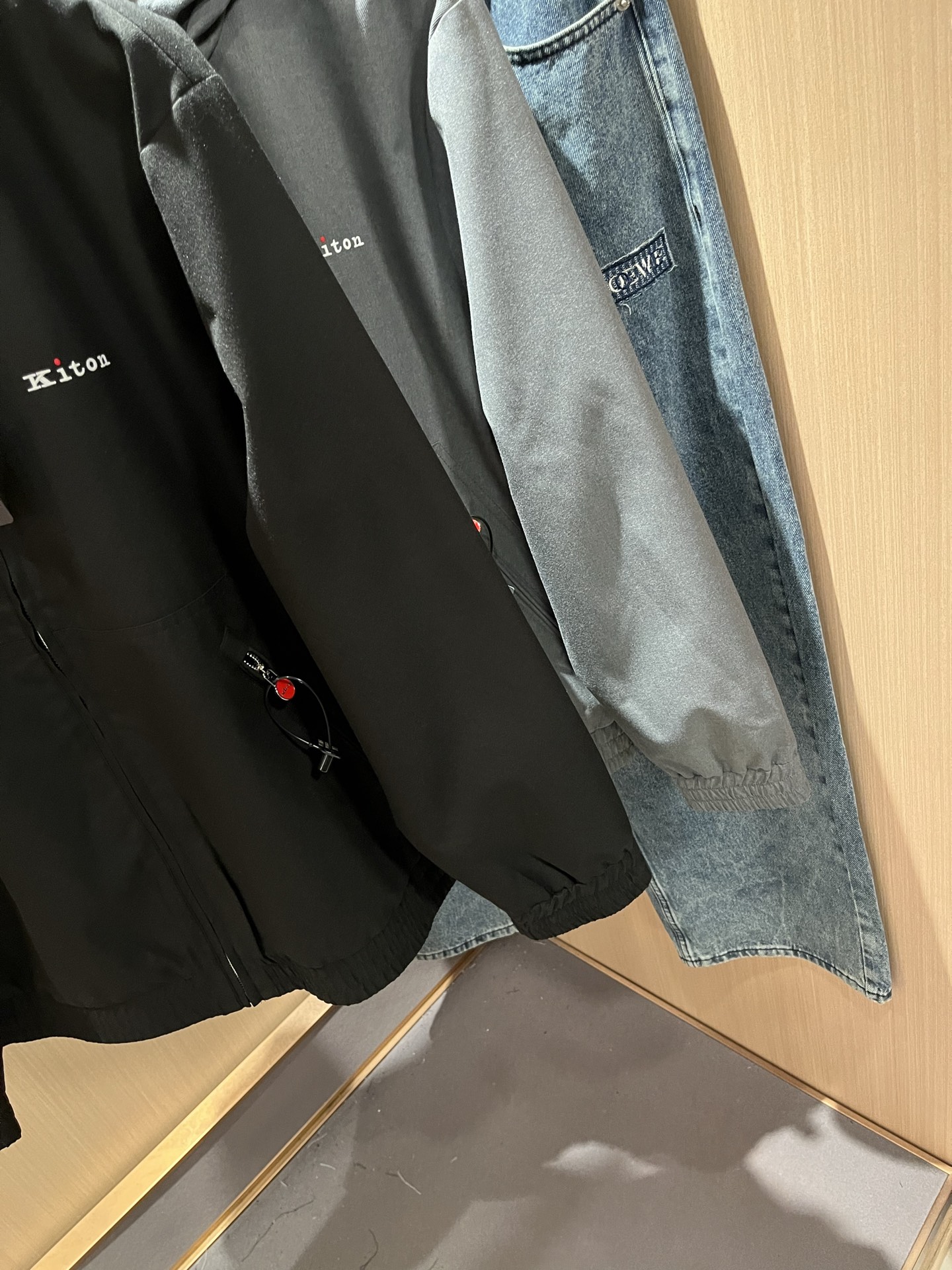 Kiton 2025秋冬新款男士休闲夹克，采用进口专属聚酯纤维面料！！简单LOGO标识五金设计！代表品牌