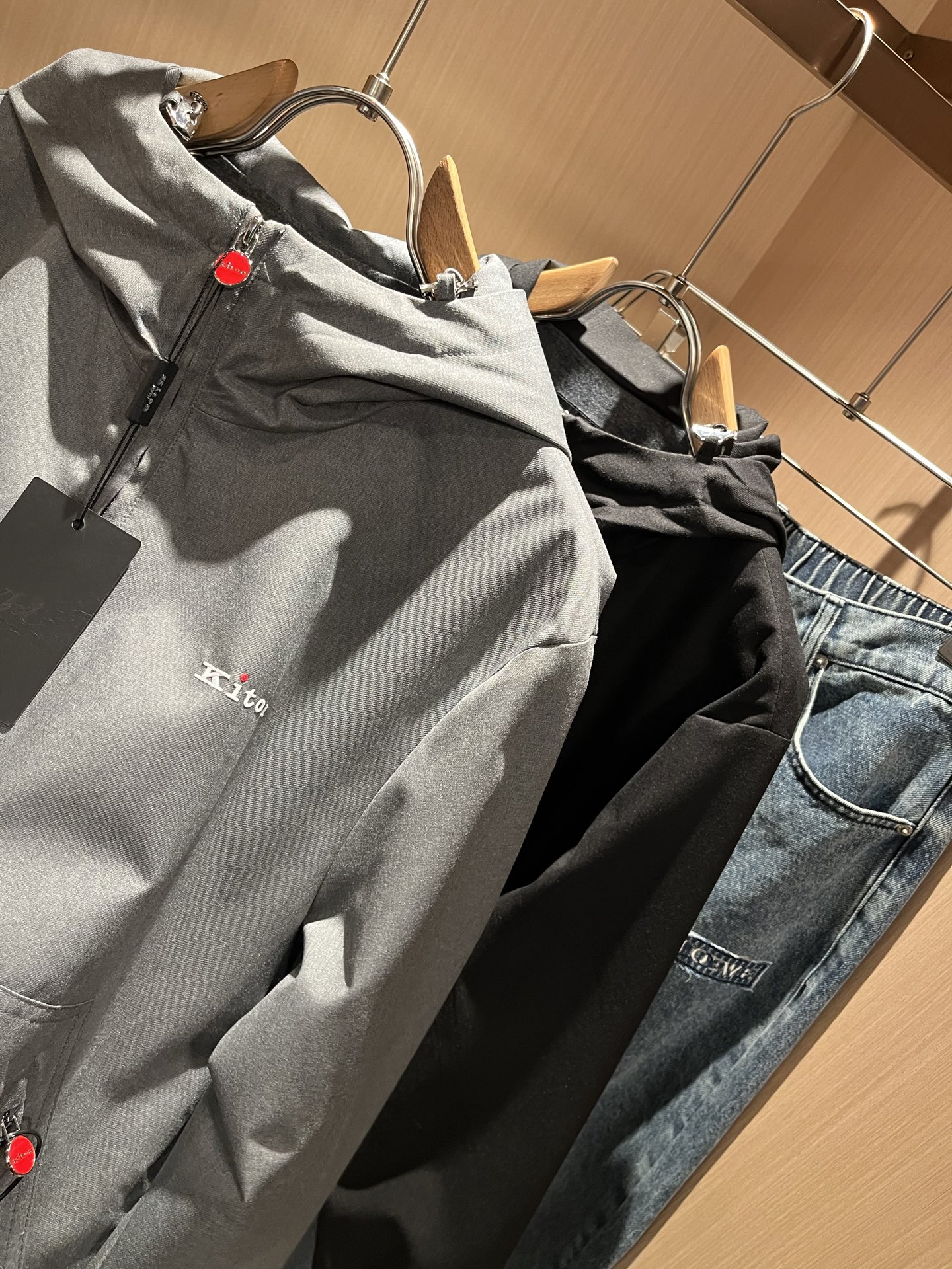 Kiton 2025秋冬新款男士休闲夹克，采用进口专属聚酯纤维面料！！简单LOGO标识五金设计！代表品牌