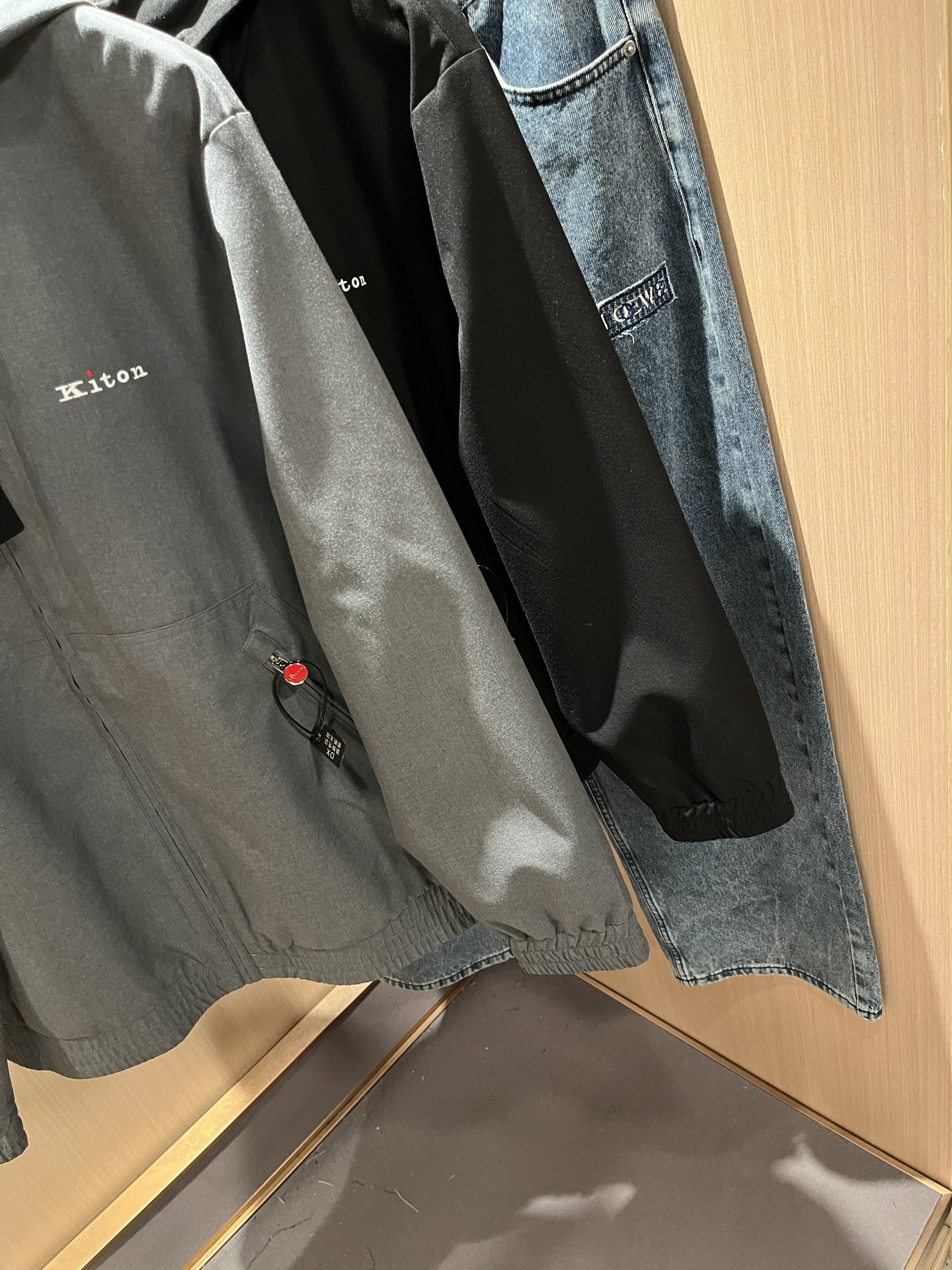 Kiton 2025秋冬新款男士休闲夹克，采用进口专属聚酯纤维面料！！简单LOGO标识五金设计！代表品牌