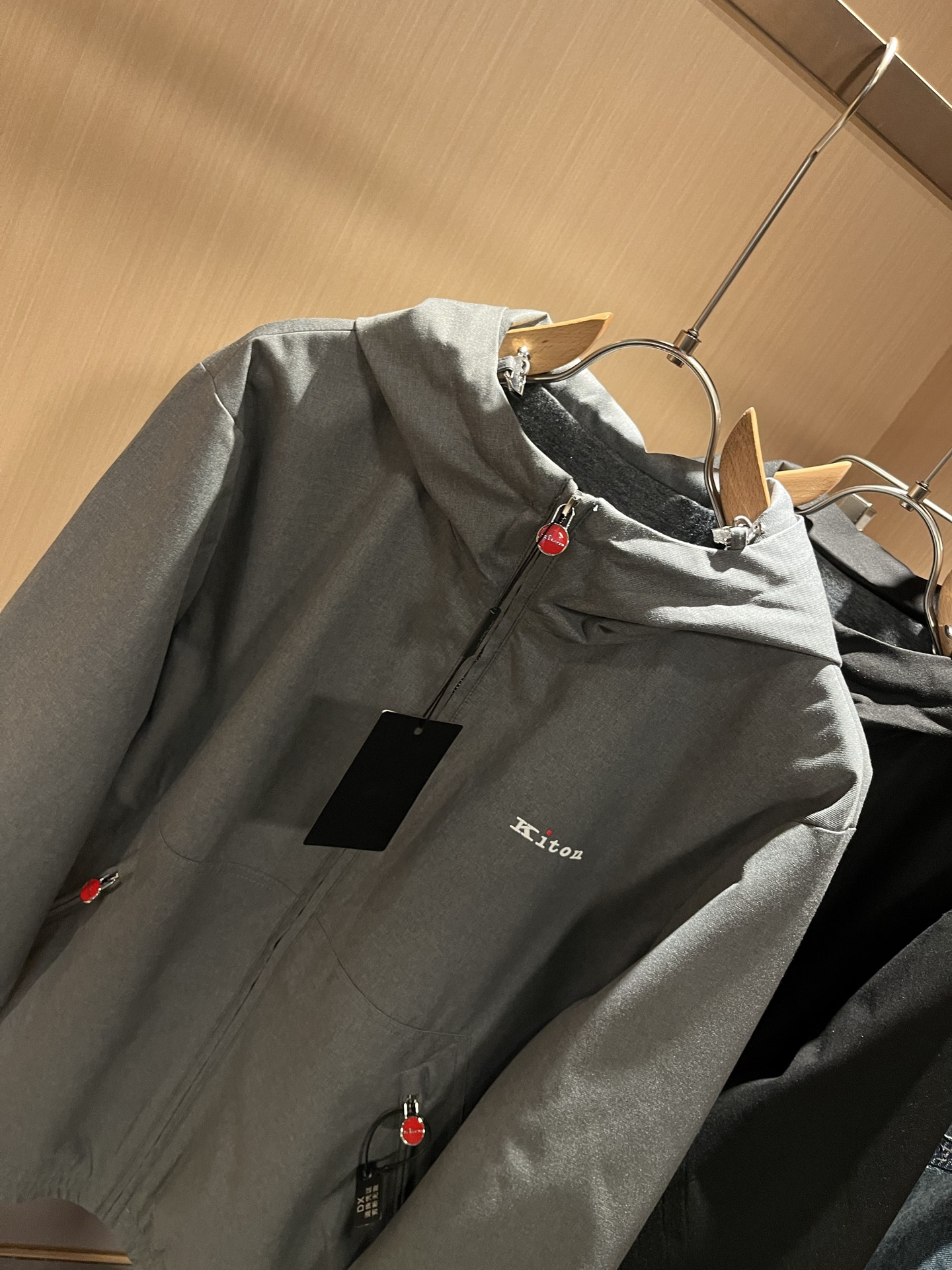 Kiton 2025秋冬新款男士休闲夹克，采用进口专属聚酯纤维面料！！简单LOGO标识五金设计！代表品牌