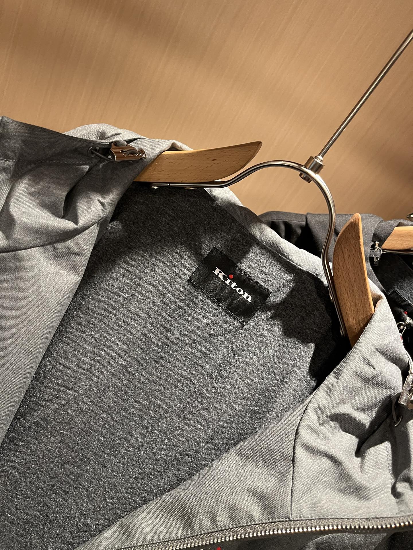 Kiton 2025秋冬新款男士休闲夹克，采用进口专属聚酯纤维面料！！简单LOGO标识五金设计！代表品牌