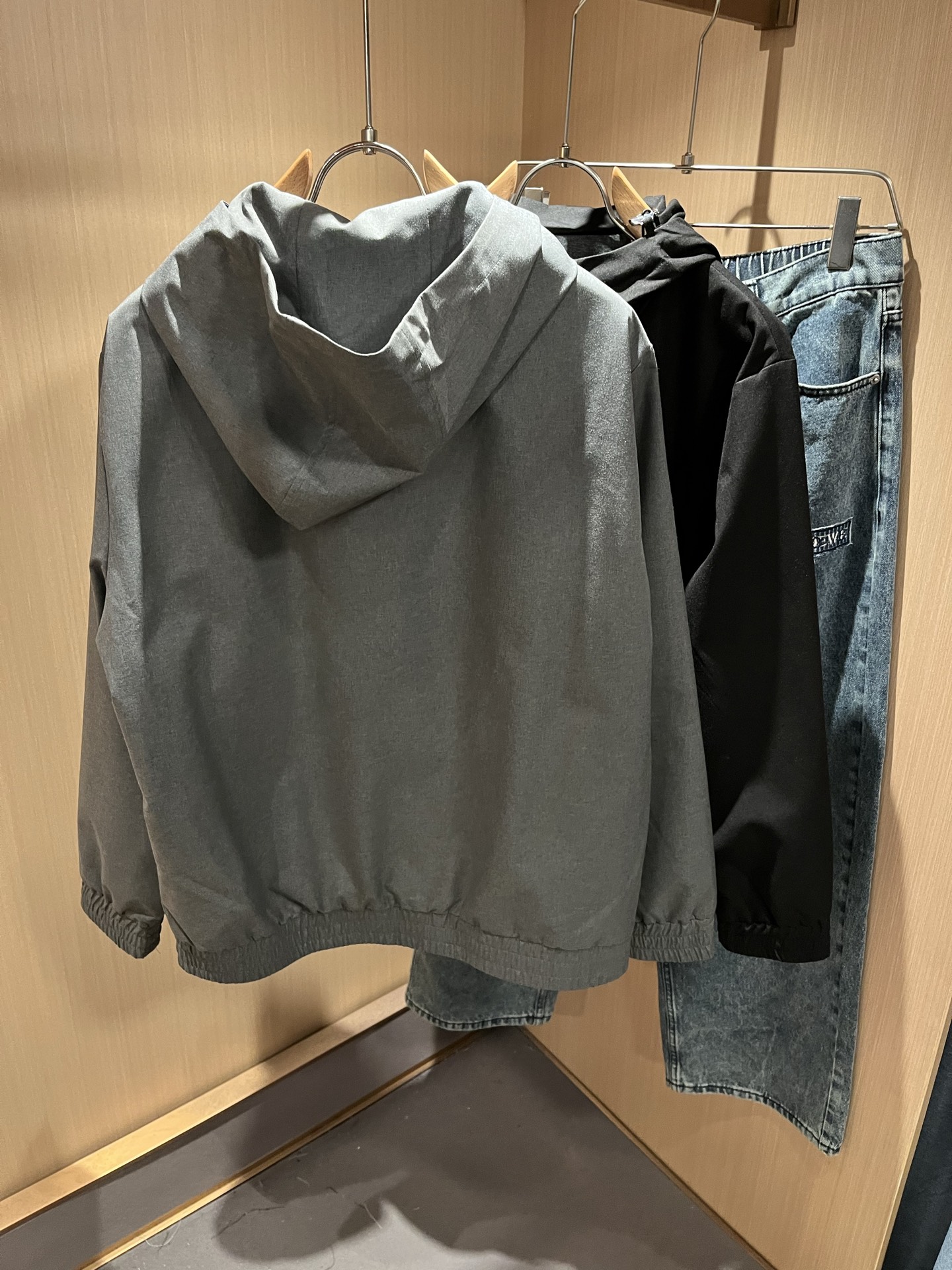 Kiton 2025秋冬新款男士休闲夹克，采用进口专属聚酯纤维面料！！简单LOGO标识五金设计！代表品牌