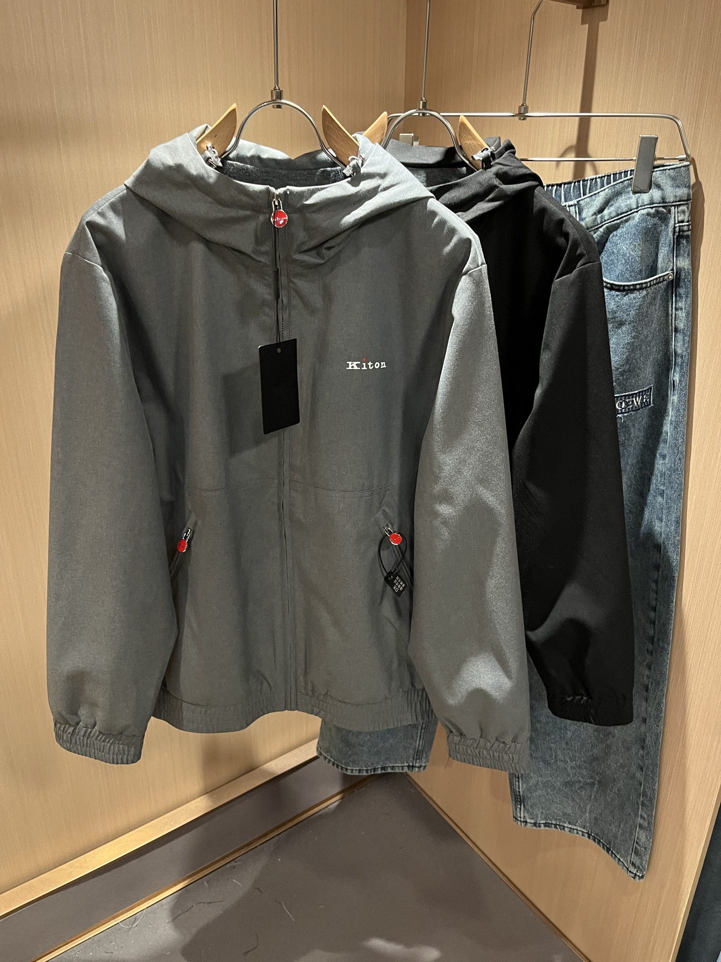 Kiton 2025秋冬新款男士休闲夹克，采用进口专属聚酯纤维面料！！简单LOGO标识五金设计！代表品牌