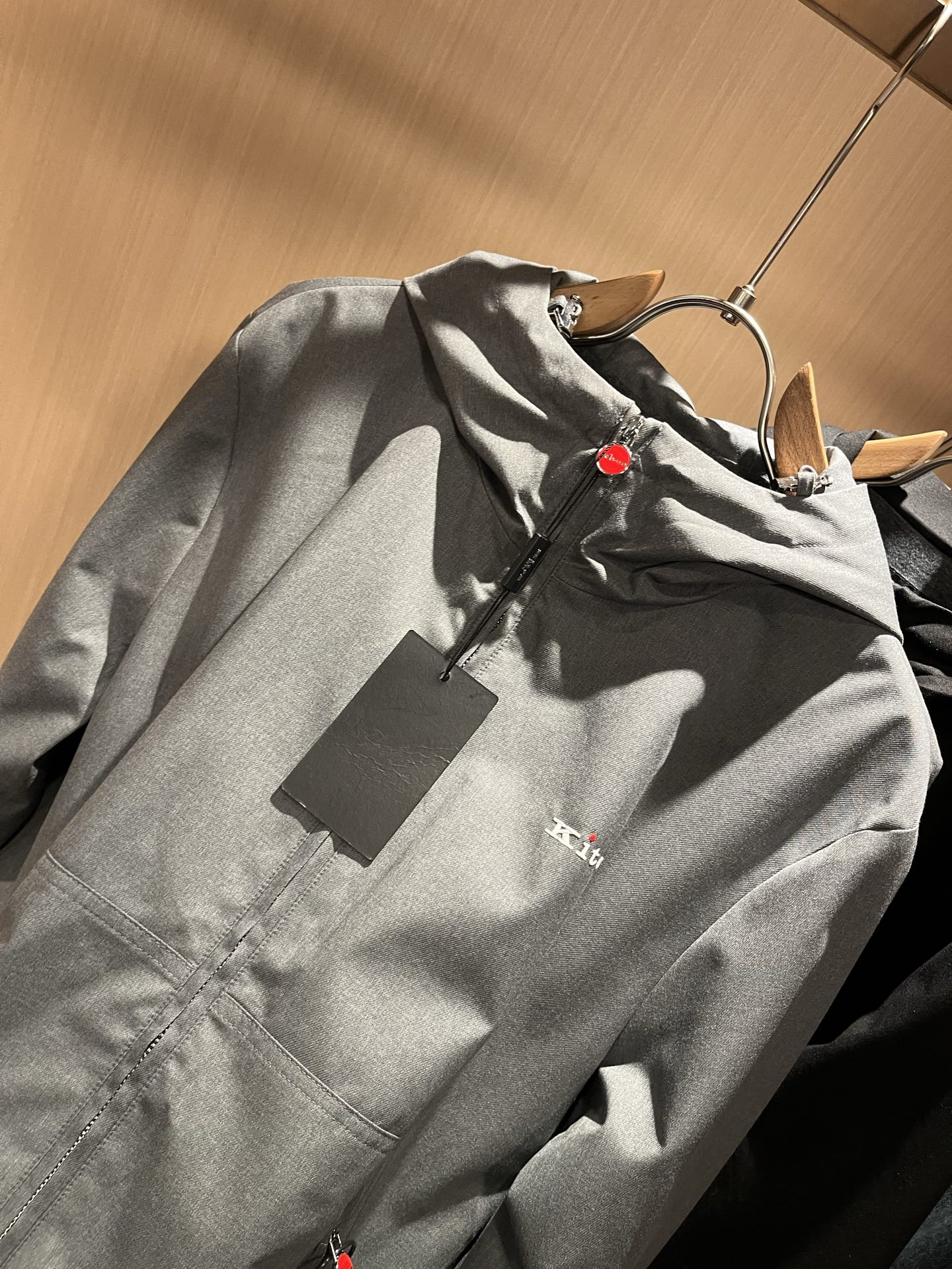 Kiton 2025秋冬新款男士休闲夹克，采用进口专属聚酯纤维面料！！简单LOGO标识五金设计！代表品牌