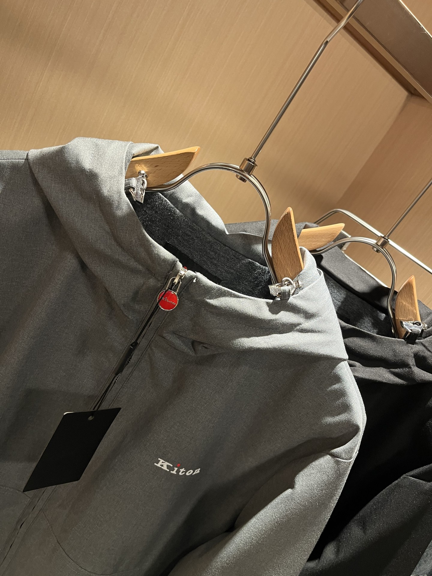 Kiton 2025秋冬新款男士休闲夹克，采用进口专属聚酯纤维面料！！简单LOGO标识五金设计！代表品牌