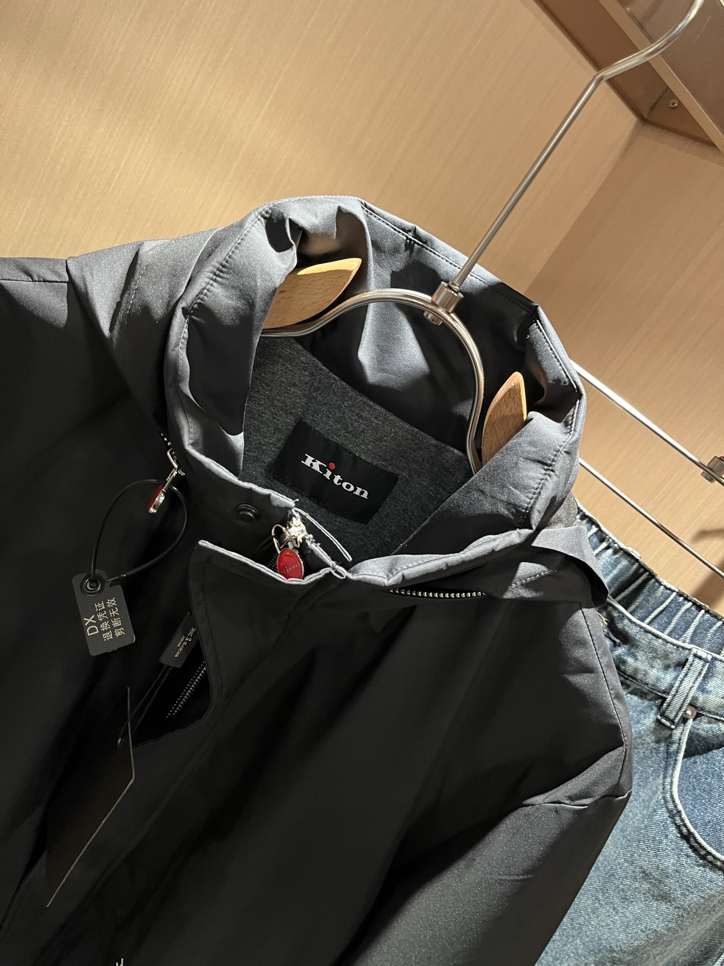 Kiton 2025秋冬新款男士休闲夹克，采用进口专属聚酯纤维面料！！简单LOGO标识刺绣设计！代表品牌