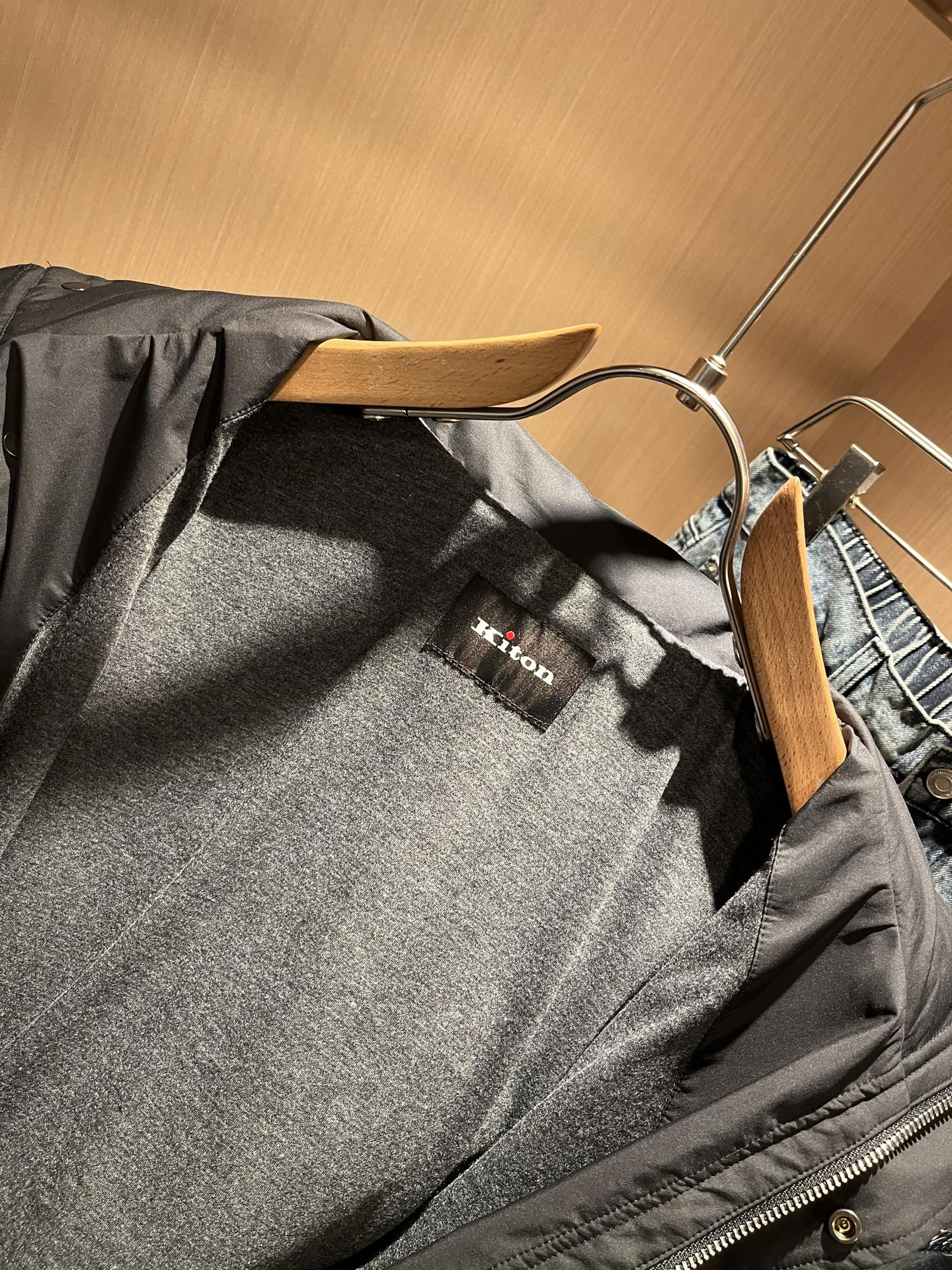 Kiton 2025秋冬新款男士休闲夹克，采用进口专属聚酯纤维面料！！简单LOGO标识刺绣设计！代表品牌