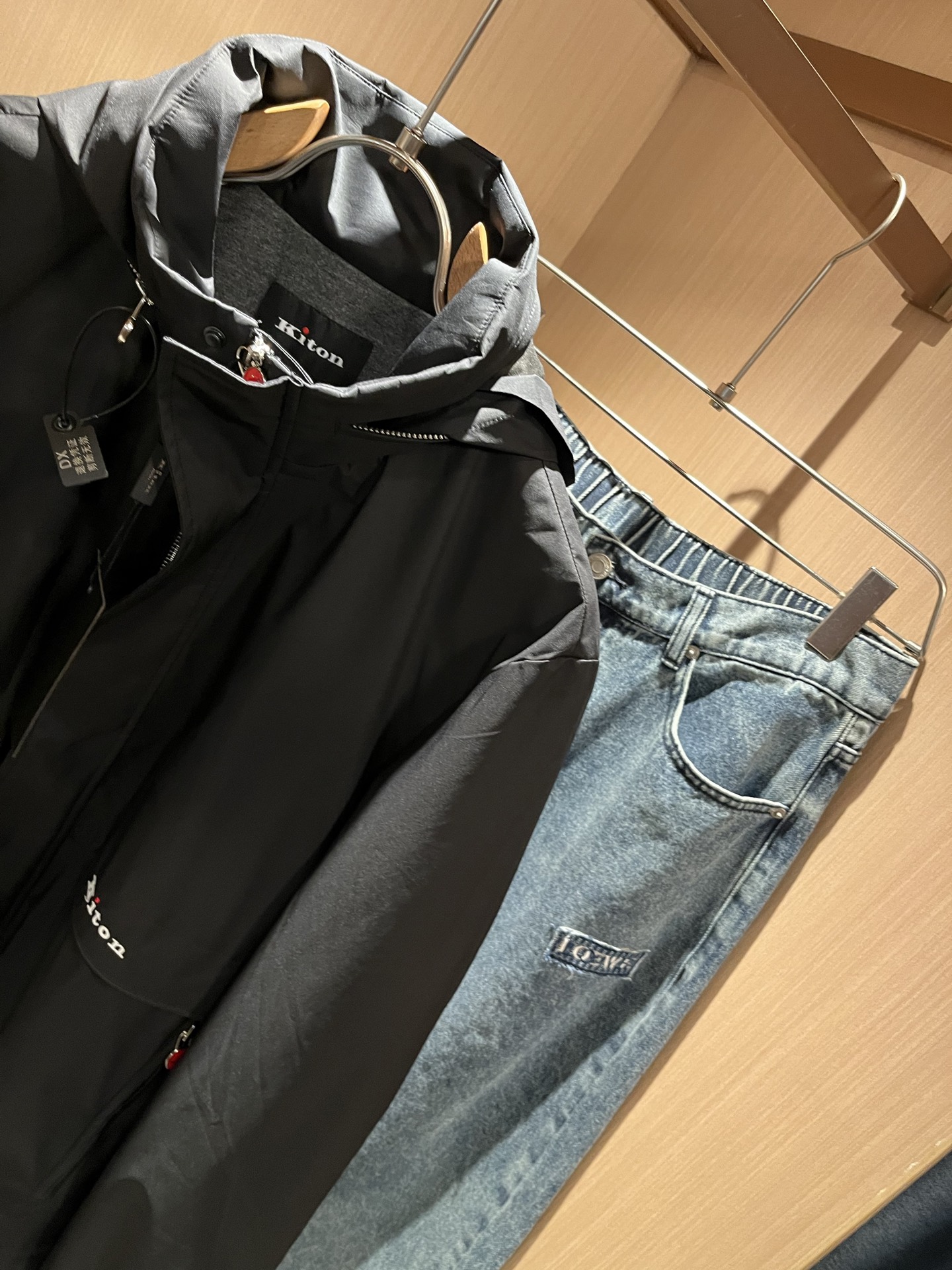 Kiton 2025秋冬新款男士休闲夹克，采用进口专属聚酯纤维面料！！简单LOGO标识刺绣设计！代表品牌