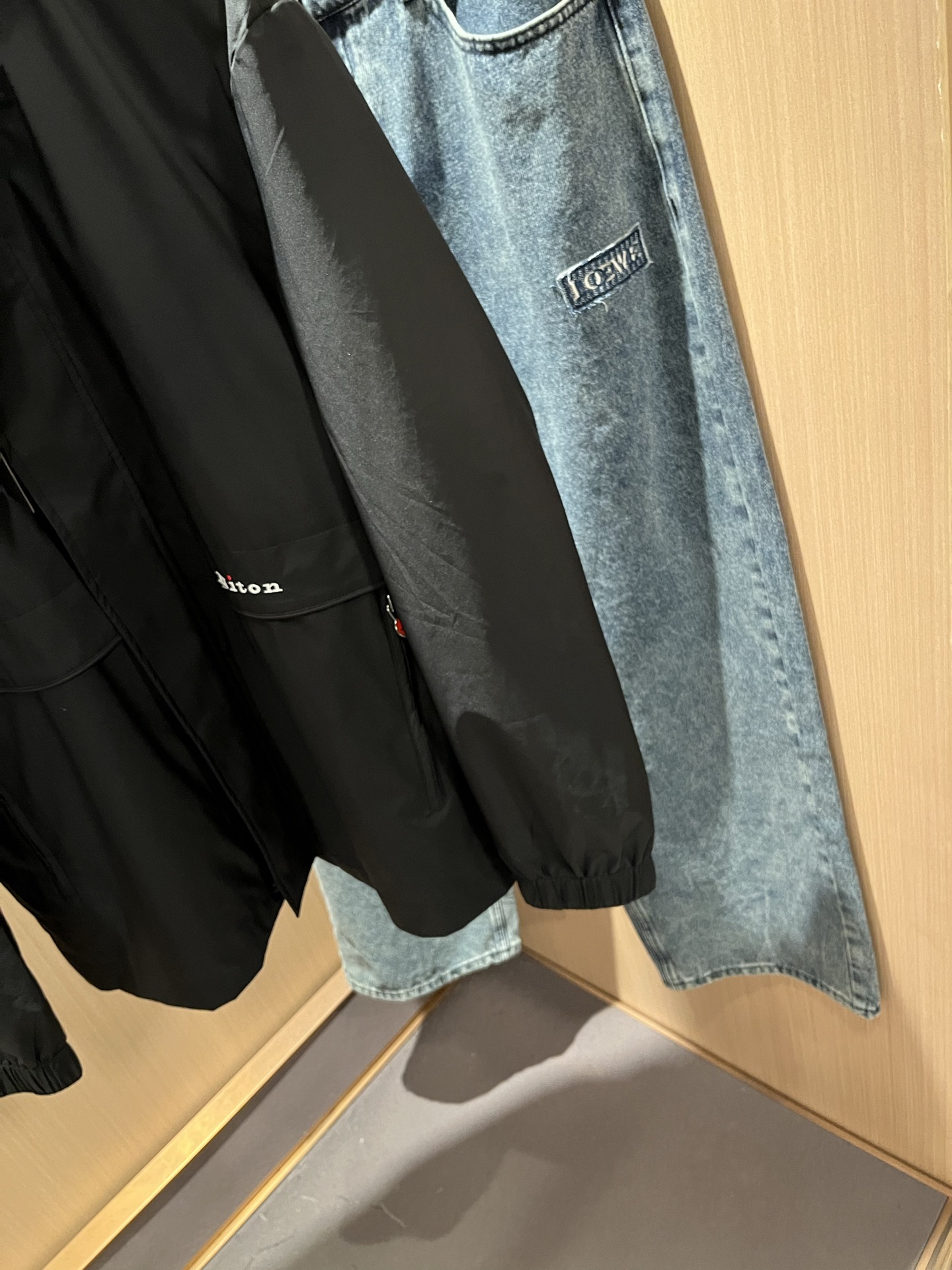 Kiton 2025秋冬新款男士休闲夹克，采用进口专属聚酯纤维面料！！简单LOGO标识刺绣设计！代表品牌