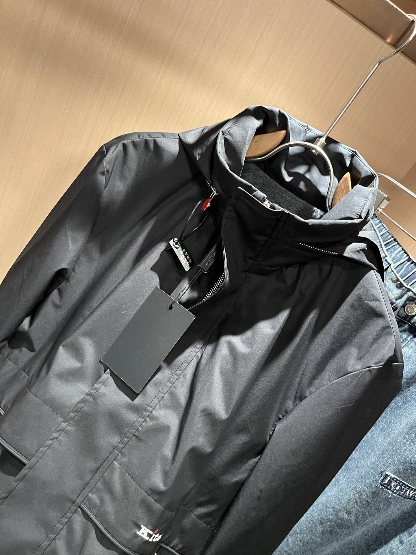 Kiton 2025秋冬新款男士休闲夹克，采用进口专属聚酯纤维面料！！简单LOGO标识刺绣设计！代表品牌