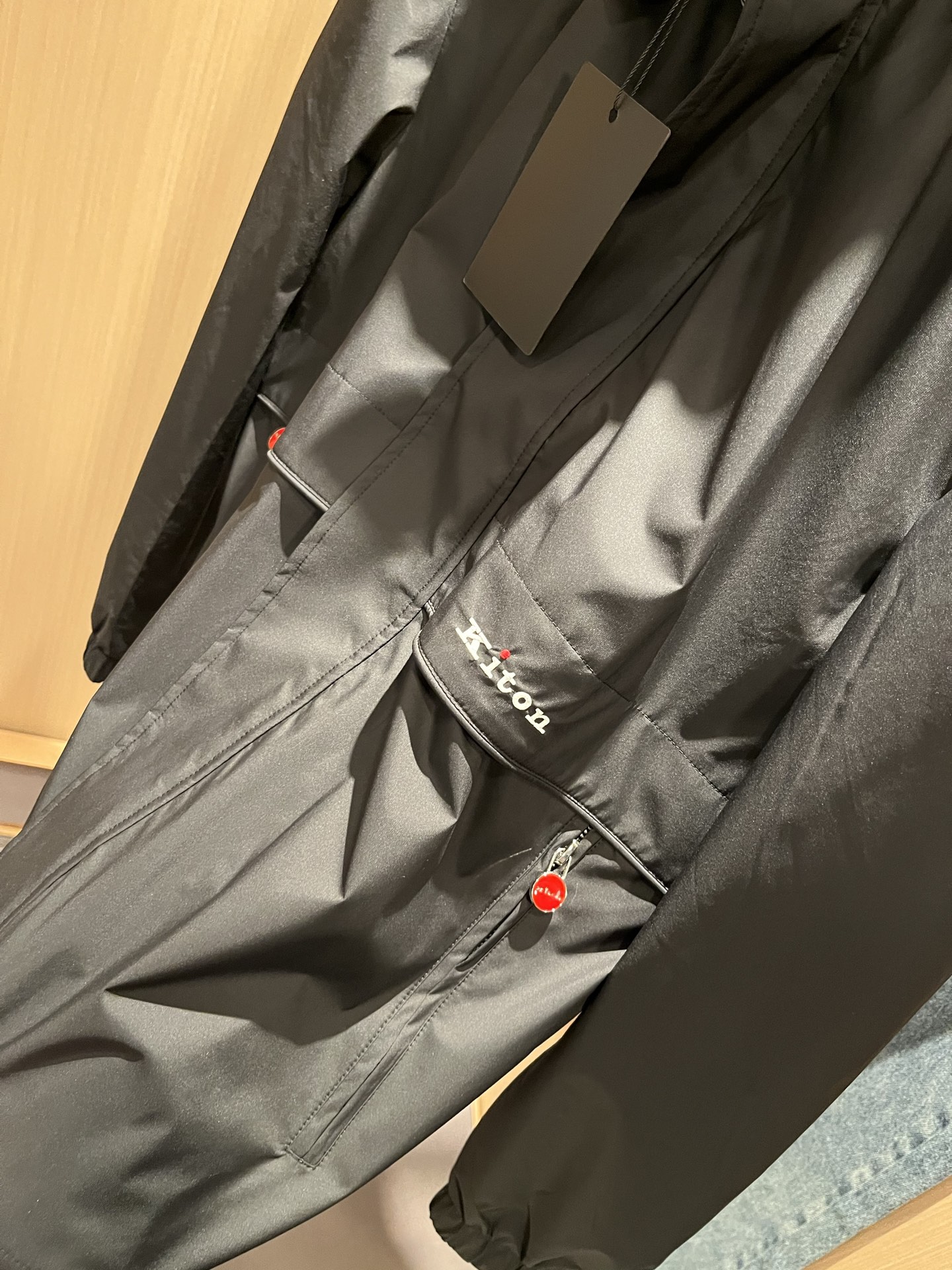 Kiton 2025秋冬新款男士休闲夹克，采用进口专属聚酯纤维面料！！简单LOGO标识刺绣设计！代表品牌