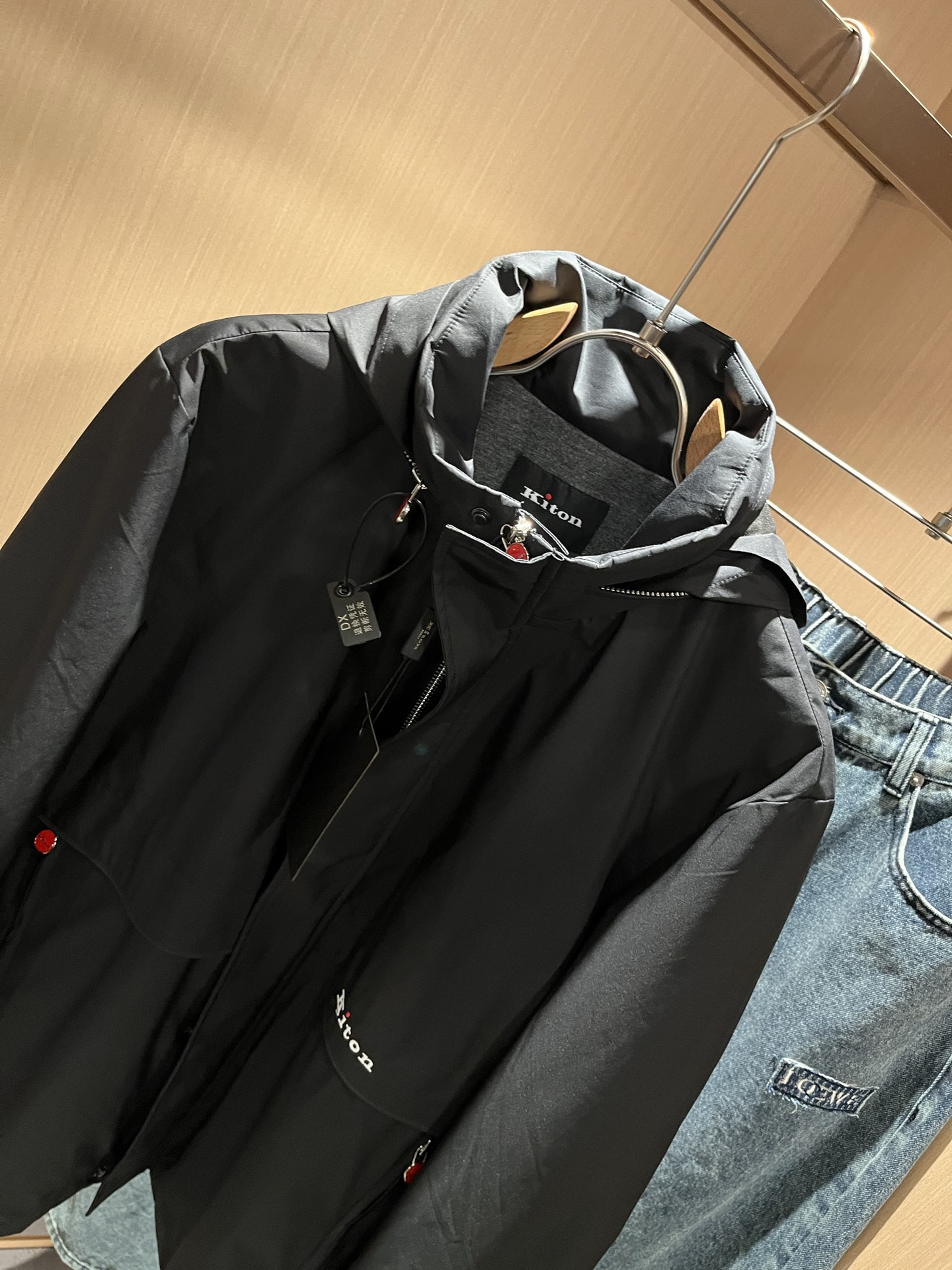 Kiton 2025秋冬新款男士休闲夹克，采用进口专属聚酯纤维面料！！简单LOGO标识刺绣设计！代表品牌