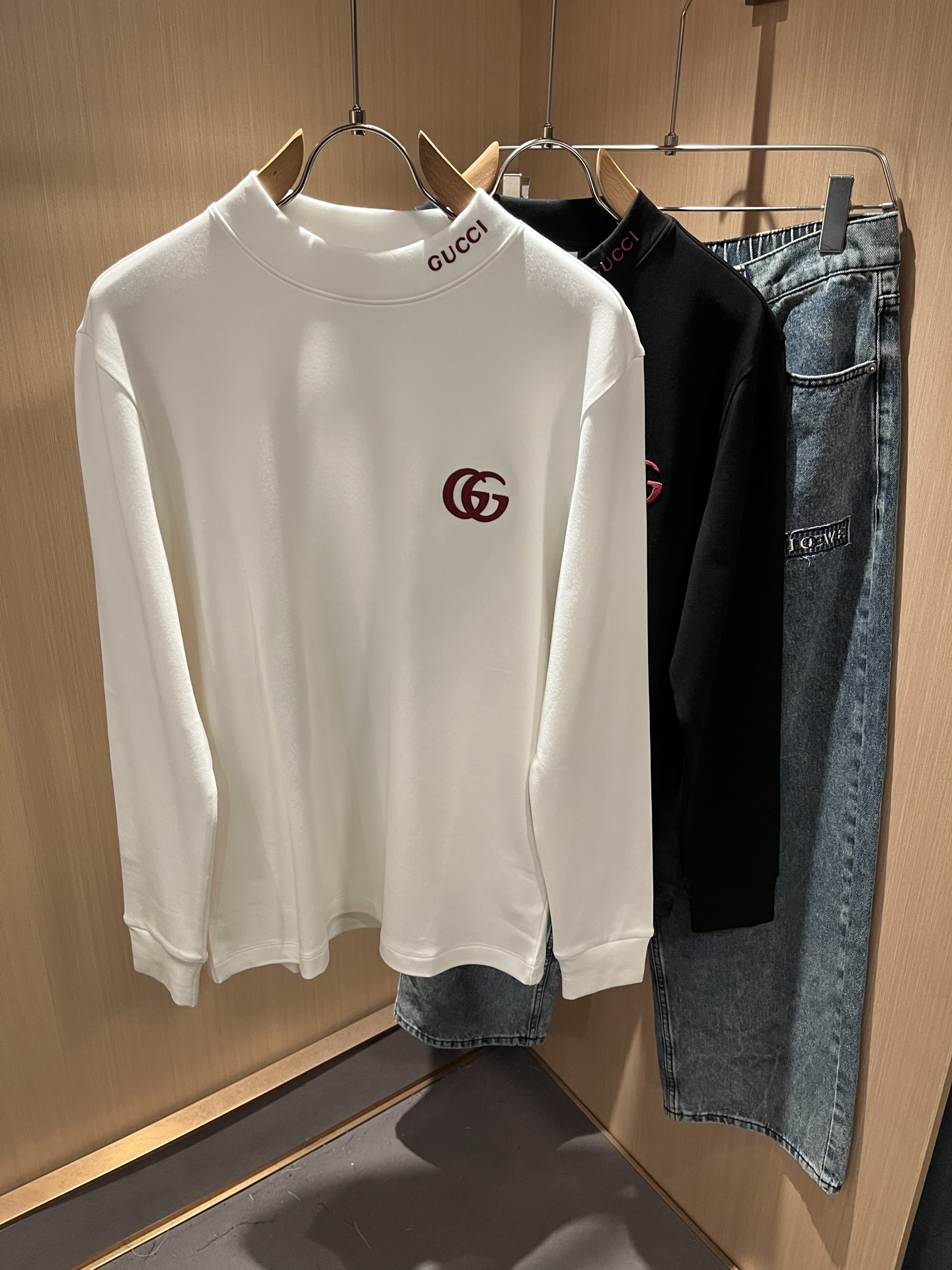 NO:541211,Gucc* Gujia 2025 Autumn and Winter Series Basic Round Neck Long Sleeve Base, Men and Women Couples Casual Loose Cotton Round Neck Long Sleeve T-shirt!  Trading companies have sparse channels and are released on the official website at the same time!  The latest series of autumn and winter in 2025, classic fashion design elements, injecting full vitality into the new series. This T-shirt is carefully selected for imported cotton fabrics. The fabric feels skin-friendly and soft and delicate, and the body logo embroidery design!  It has an extremely comfortable and breathable wearing experience. The whole item is very eye-catching and fashionable, and is deeply loved by young people today!  The loose round neck cut is a neutral style regardless of age and gender, suitable for matching all the styles and looks you need in your daily life!  It is recommended to wear couple outfits to go out on the street to make it more pleasing to the eye!  Size S-2XL, gucci, gucci, tees, t-shirt, alexander wang19860909Gucc*古家 2025秋冬系列基础圆领长袖打底,男女同情侣款休闲宽松棉质圆领长袖T恤衫！贸易公司渠道稀出,同步官网发售 ！ 2025秋冬最新系列,经典时尚设计元素,为全新系列注入满满活力,这款T恤衫用心甄选客供进口棉面料制成,面料手感亲肤柔软细腻,衣身logo刺绣设计！拥有着无比舒适透气性的穿着体验,整件单品极具吸睛度与时尚感,深受当下年轻人的喜爱！基础宽松的圆领版型裁剪,不分年龄与性别的中性款式,适合搭配你日常所需的所有风格与造型！建议搭配情侣装出街会更为养眼出色！尺码S-2XL,,gucci,gucci,tees，t-shirt,alexander wang,Men's clothing