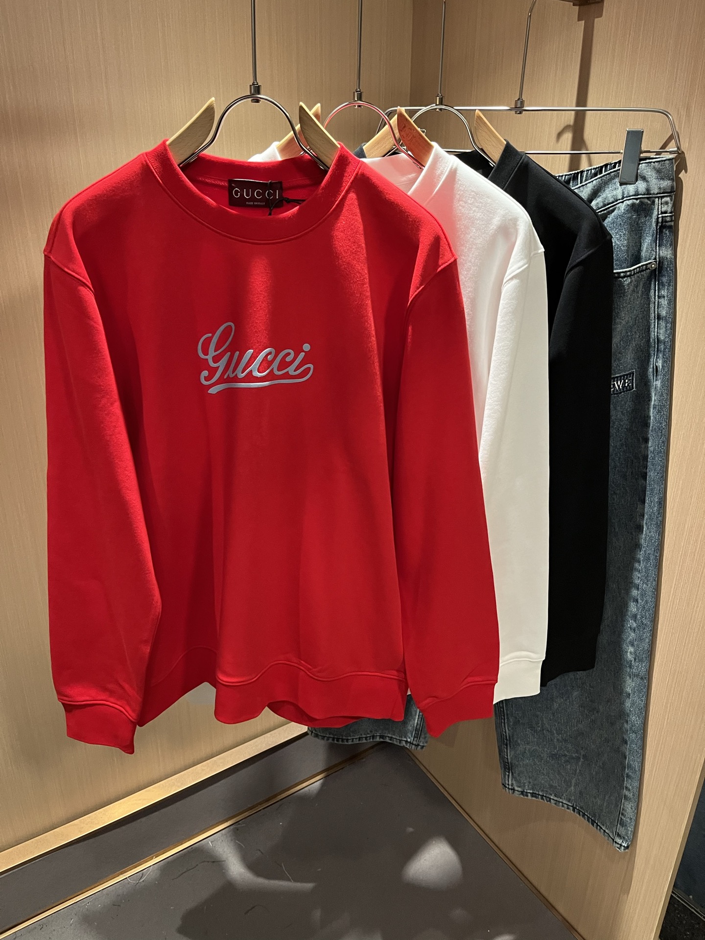 NO:525291,Gucc* Gujia autumn and winter latest series basic round neck sweatshirts for men and women, the same style for men and women!  Trading companies have sparse channels and are released on the official website at the same time!  New fashion elements design!  Front and rear logo elements printing design!  Injecting full vitality into the new series, this sweatshirt is carefully selected for imported cotton fabrics. The fabric feels skin-friendly and soft and delicate, and has an extremely comfortable and breathable wearing experience. The whole item is very eye-catching and fashionable, and is deeply loved by young people today!  The loose round neck cut is a neutral style regardless of age and gender, suitable for matching all the styles and looks you need in your daily life!  It is recommended to wear couple outfits to go out on the street to make it more pleasing to the eye!  Size: M-2XL, gucci, gucci, hoodie, sweatshirts, alexander wang19860909Gucc*古家秋冬最新系列基础圆领男女同款卫衣,男女同款！贸易公司渠道稀出,同步官网发售 ！ 新时尚元素设计！前后logo元素印花设计！为全新系列注入满满活力,这款卫衣用心甄选客供进口棉面料制成,面料手感亲肤柔软细腻,拥有着无比舒适透气性的穿着体验,整件单品极具吸睛度与时尚感,深受当下年轻人的喜爱！基础宽松的圆领版型裁剪,不分年龄与性别的中性款式,适合搭配你日常所需的所有风格与造型！建议搭配情侣装出街会更为养眼出色！尺码:M-2XL,,gucci,gucci,hoodie,sweatshirts,alexander wang,Men's clothing