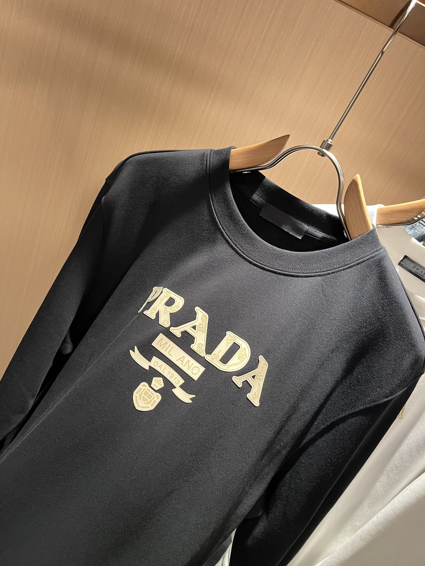PRAD*A普*达2025秋冬新款男女同款👫长袖卫衣，最新款全网独家首上！！~既经典有时尚百搭，谁不爱啊