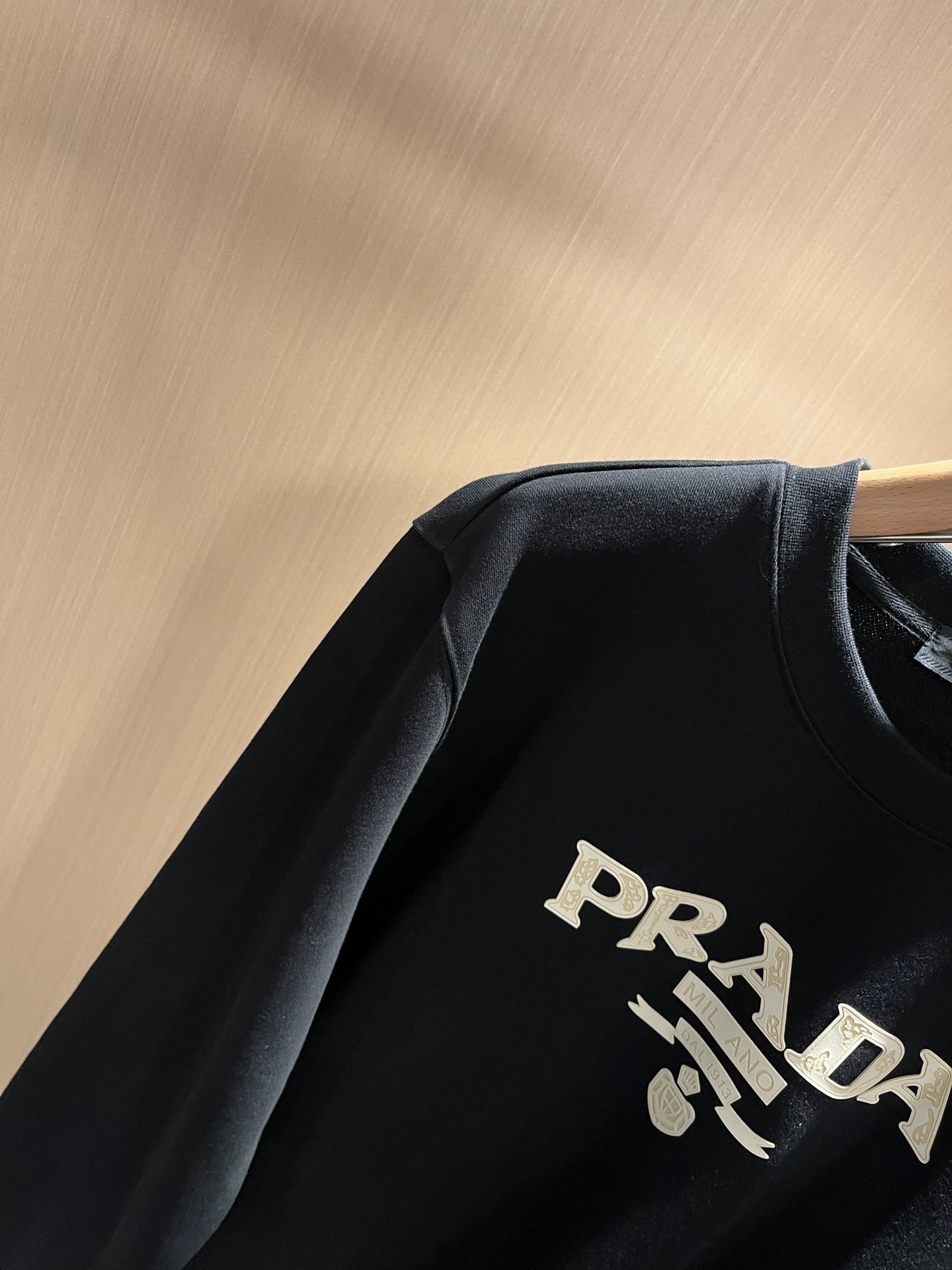 PRAD*A普*达2025秋冬新款男女同款👫长袖卫衣，最新款全网独家首上！！~既经典有时尚百搭，谁不爱啊