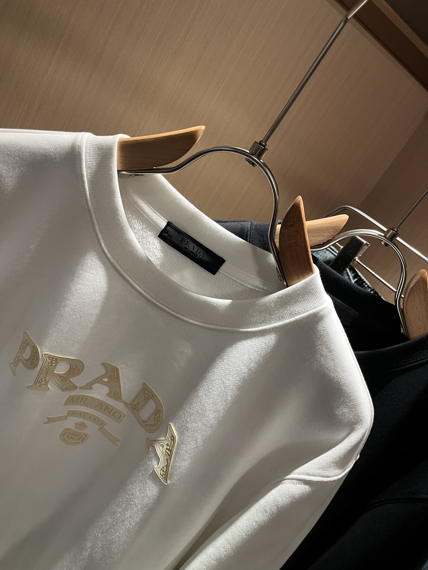 PRAD*A普*达2025秋冬新款男女同款👫长袖卫衣，最新款全网独家首上！！~既经典有时尚百搭，谁不爱啊