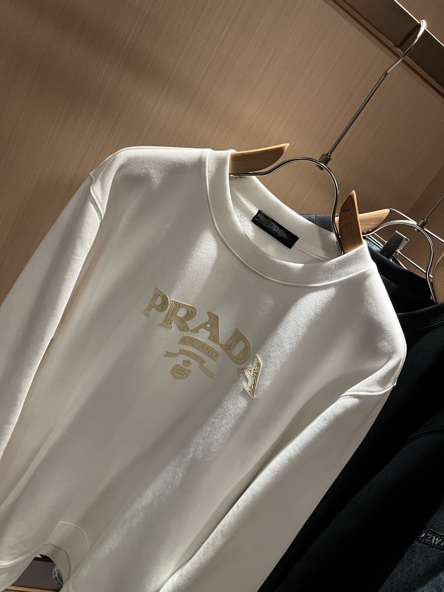PRAD*A普*达2025秋冬新款男女同款👫长袖卫衣，最新款全网独家首上！！~既经典有时尚百搭，谁不爱啊