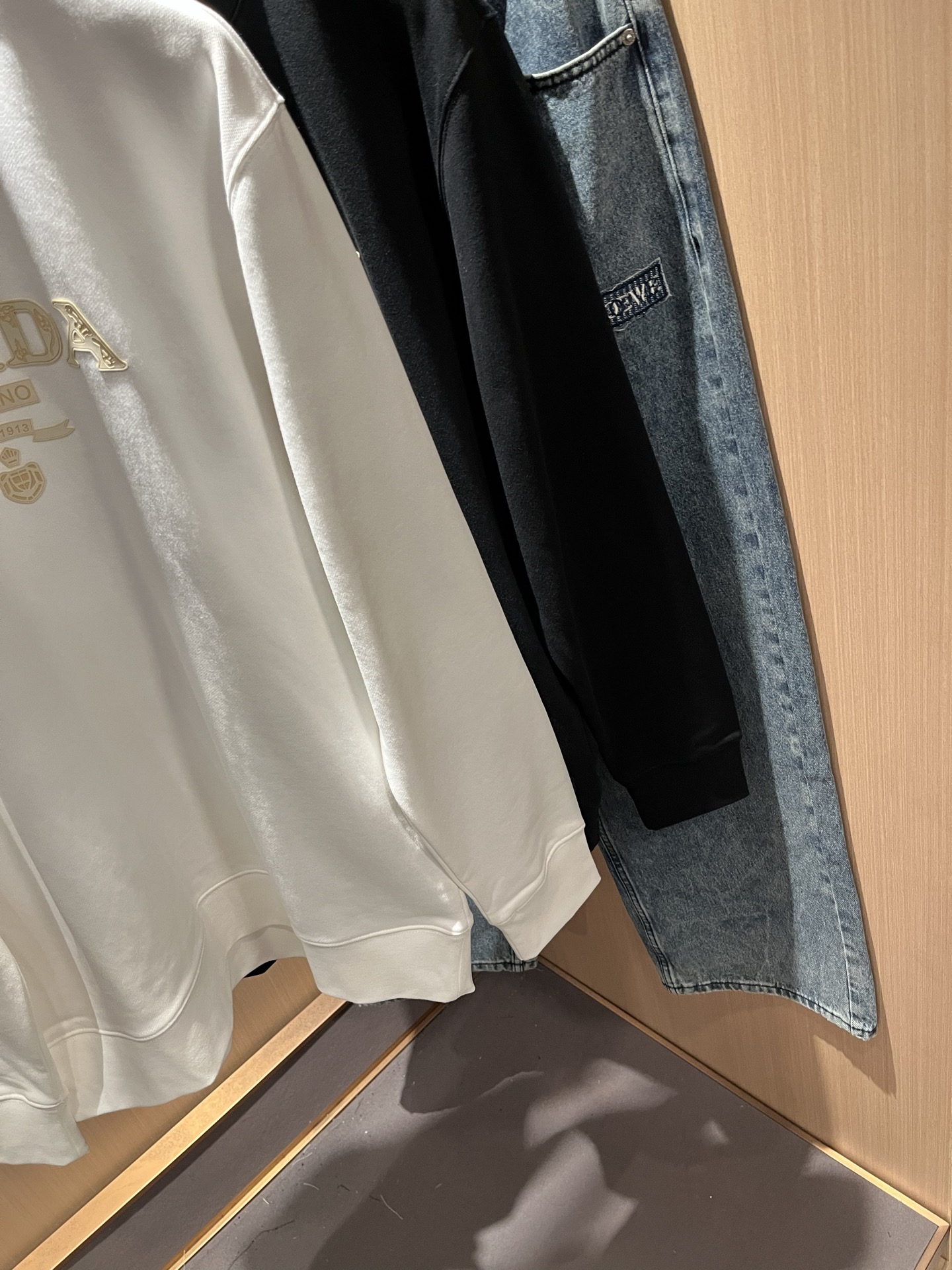 PRAD*A普*达2025秋冬新款男女同款👫长袖卫衣，最新款全网独家首上！！~既经典有时尚百搭，谁不爱啊