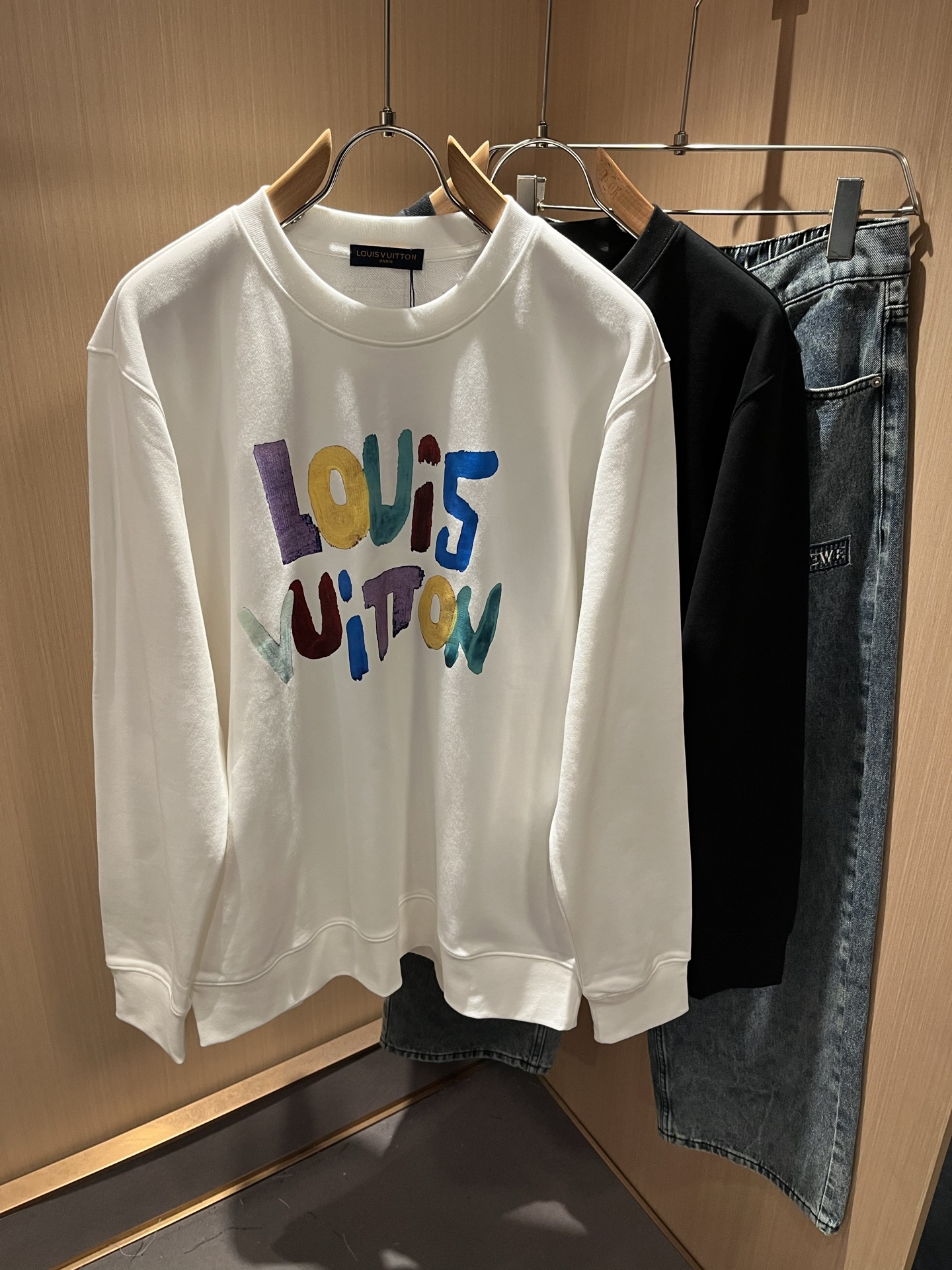 NO:525290,LouisVuitt*Louis*Den's new series of sweatshirts are launched, a very fashionable and avant-garde short-sleeved T-shirt for men and women, with logo logo pattern printing technology modification!  Different from the past, it declares the design concept that has been passed down for many years in the brand!  Its eye-catchingness is no less than any classic style, perfectly presenting the fashionable, high-end and luxurious feeling in front of the world!  Made of imported cotton, the customer-supplied and imported cotton material is selected, with a high-quality 320g pure cotton fabric, which has a soft and soft touch, and the real thing is definitely beyond your imagination. It is extremely comfortable and breathable in close body. Even if you sweat profusely, you will not feel greasy or stuffy. It will bring sweating and moisture absorption to the extreme!  Size M-2XL, louis vuitton,louis vuitton,hoodie,sweatshirts,t-shirt,tees,t-shirt,alexander wang19860909LouisVuitt*路易*登 卫衣全新系列单品上线,非常时髦前卫的一款男女同款短袖T恤,标识logo图案印花工艺修饰！区别于以往的不同,宣示品牌传承多年的设计理念！其吸睛度完全不亚于任何经典款式,将时髦高级感与奢华感完美呈现在世人眼前！客供进口全棉材质制成,精选优质320g纯棉面料,触感软糯亲肤细腻,实物到手绝对超乎你的想象,贴身无比舒适透气,即便是汗流浃背也不会有腻身及闷热感可言,将排汗吸湿性发挥到了极致！尺码M-2XL,,louis vuitton,louis vuitton,hoodie,sweatshirts,T-shirt,tees，t-shirt,alexander wang,Men's clothing