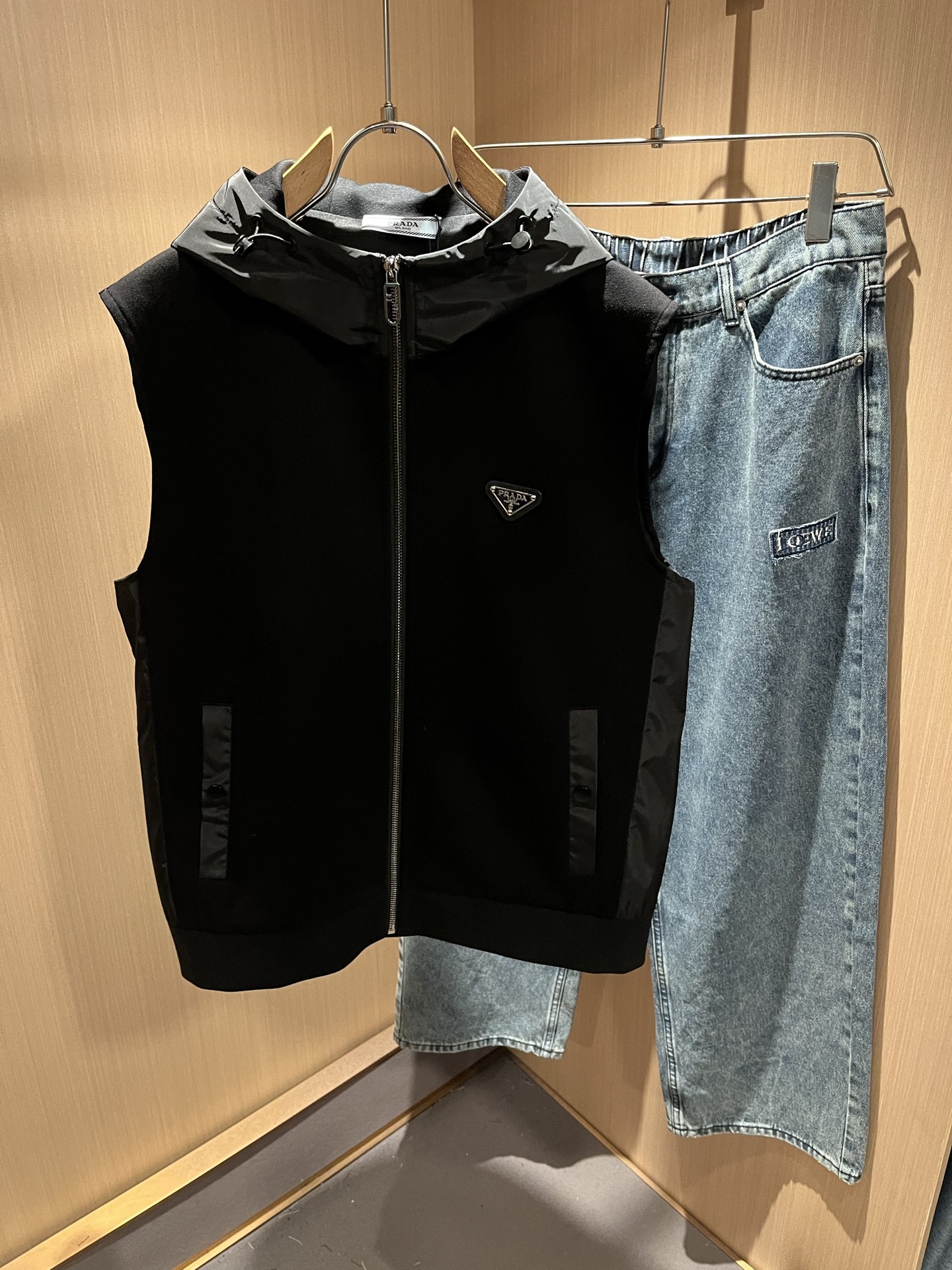 NO:528605,PRAD*A 2025 autumn and winter casual vest jacket, the latest fashionable casual zipper jacket, fashionable jacket! Trading company channels are rare and it is released on the official website. The most anticipated high-quality products of the male god and goddess are coming, making you feel what it means to be truly high and luxurious! This jacket is made of P-family customized pure cotton fabric. The surface is neat and smooth and shiny. The texture is obvious through the screen. The most enjoyable wearing experience is comfortable and light on the upper body!  Exquisite accessories for chest!  Perfectly enhance the overall sense of luxury and class, and you can get a high-end luxury atmosphere at a glance! Basic regular jacket style cut, versatile and simple upper body, not picky, easy to deal with various occasions and environments, is undoubtedly a must-have item for daily commuting! Size M~3XL, prada, jackets & coats, jackets & coats, alexander wang19860909PRAD*A普*达2025秋冬休闲马甲外套,最新时尚休闲拉链夹克,时尚夹克外套!贸易公司渠道稀出,同步官网发售,男神女神最为期待的精品狠货重磅来袭,让你感受到什么叫真正的高奢有内涵!此款夹克外套选用了P家专业定制纯棉面料制成,表面整洁光滑且富有光泽,质感透过屏幕都显而易 见,上身舒适轻盈最为享受的穿着体验！胸前精致辅料Logo配饰！完美提升了整体的奢华档次感,一眼就能Get到的高端奢华气息!基础常规的夹克版型裁剪,上身百搭简约不挑人,轻松应对各种场合与环境,属于日常通勤必备的臻品无疑!尺码M～3XL,,prada,jackets & coats,jackets & coats,alexander wang,Men's clothing