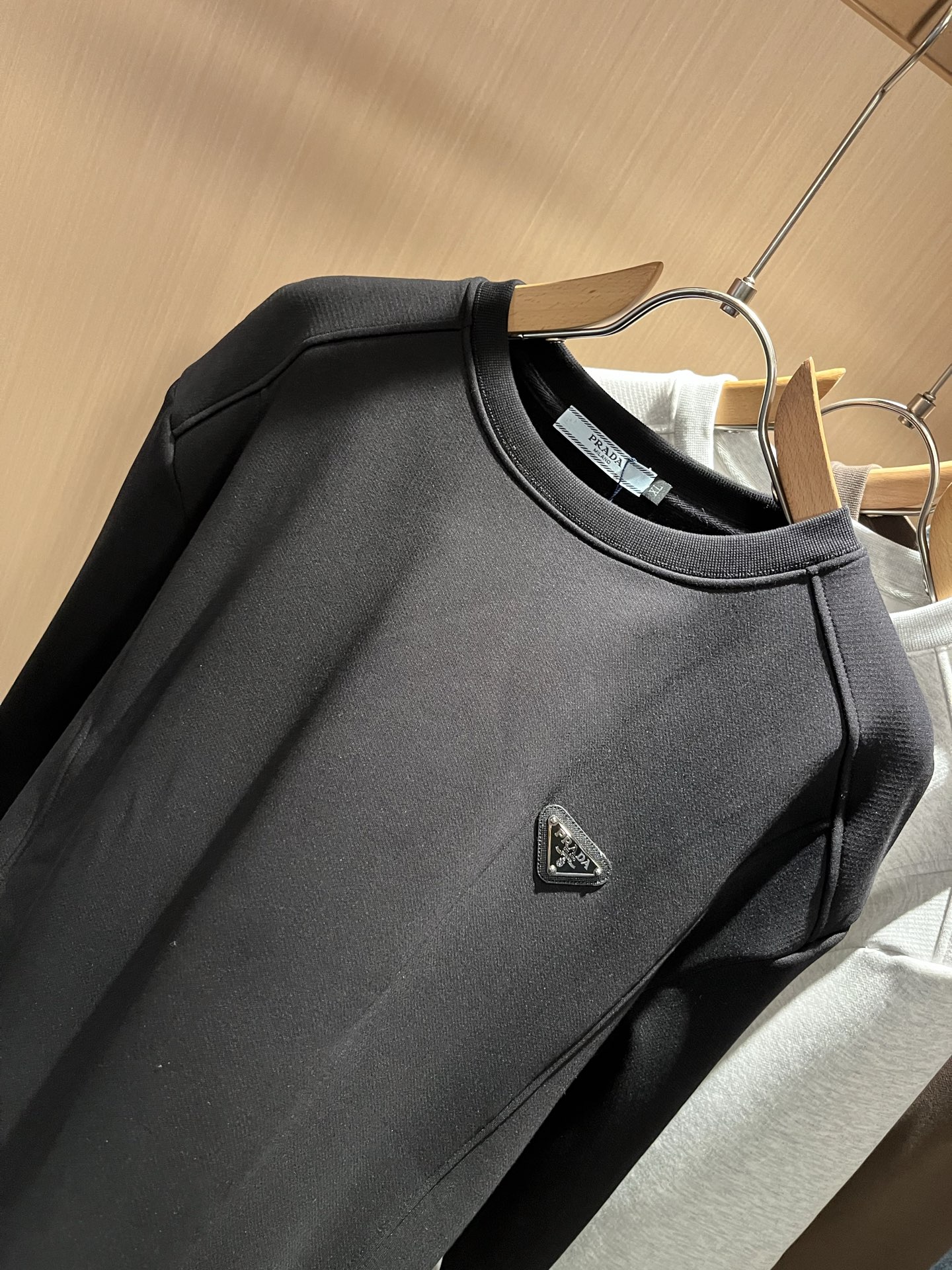 PRAD*A普*达⚠️加绒款！2025秋冬新款男女同款👫长袖卫衣，最新款全网独家首上！！~既经典有时尚百