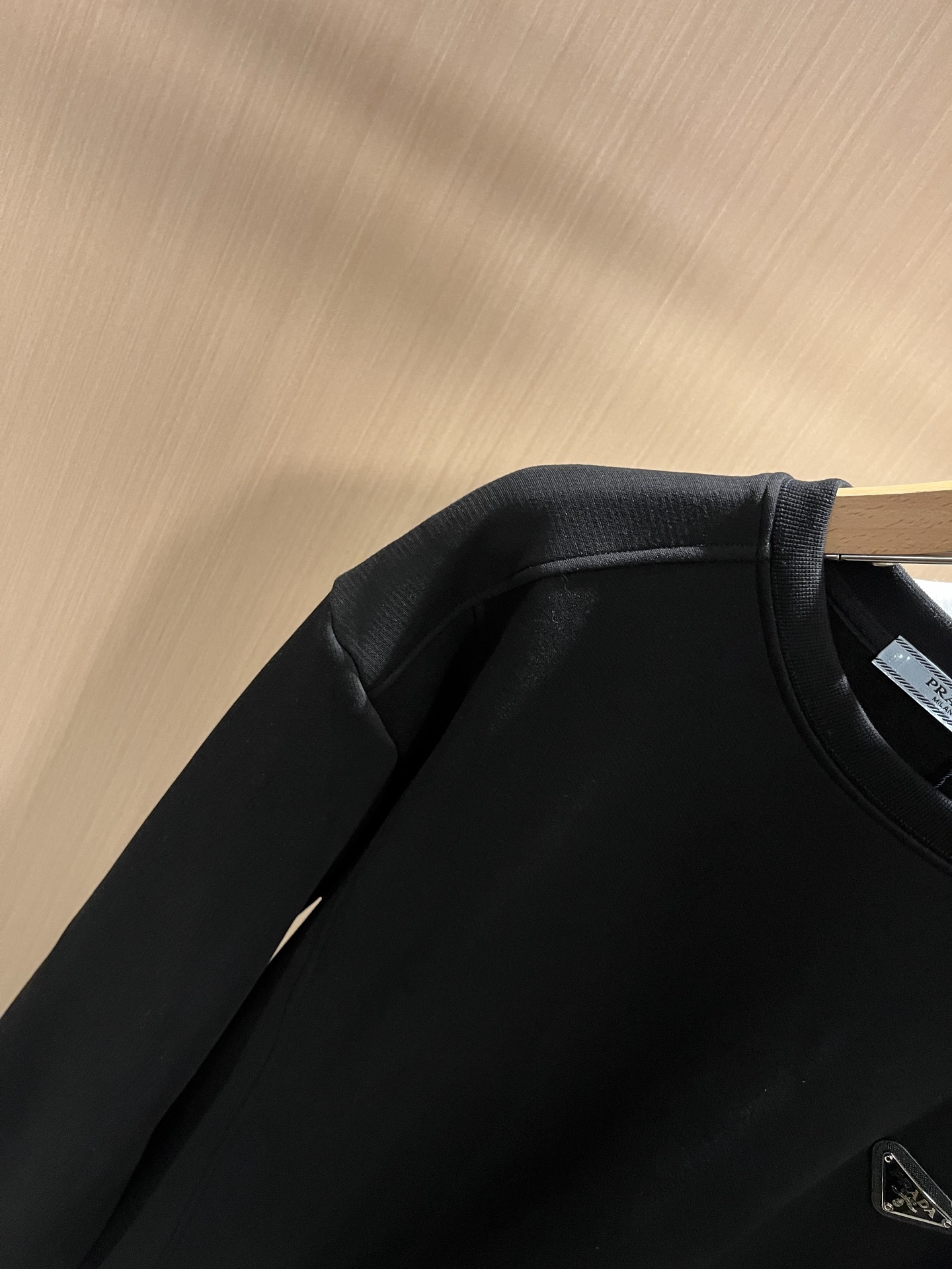 PRAD*A普*达⚠️加绒款！2025秋冬新款男女同款👫长袖卫衣，最新款全网独家首上！！~既经典有时尚百