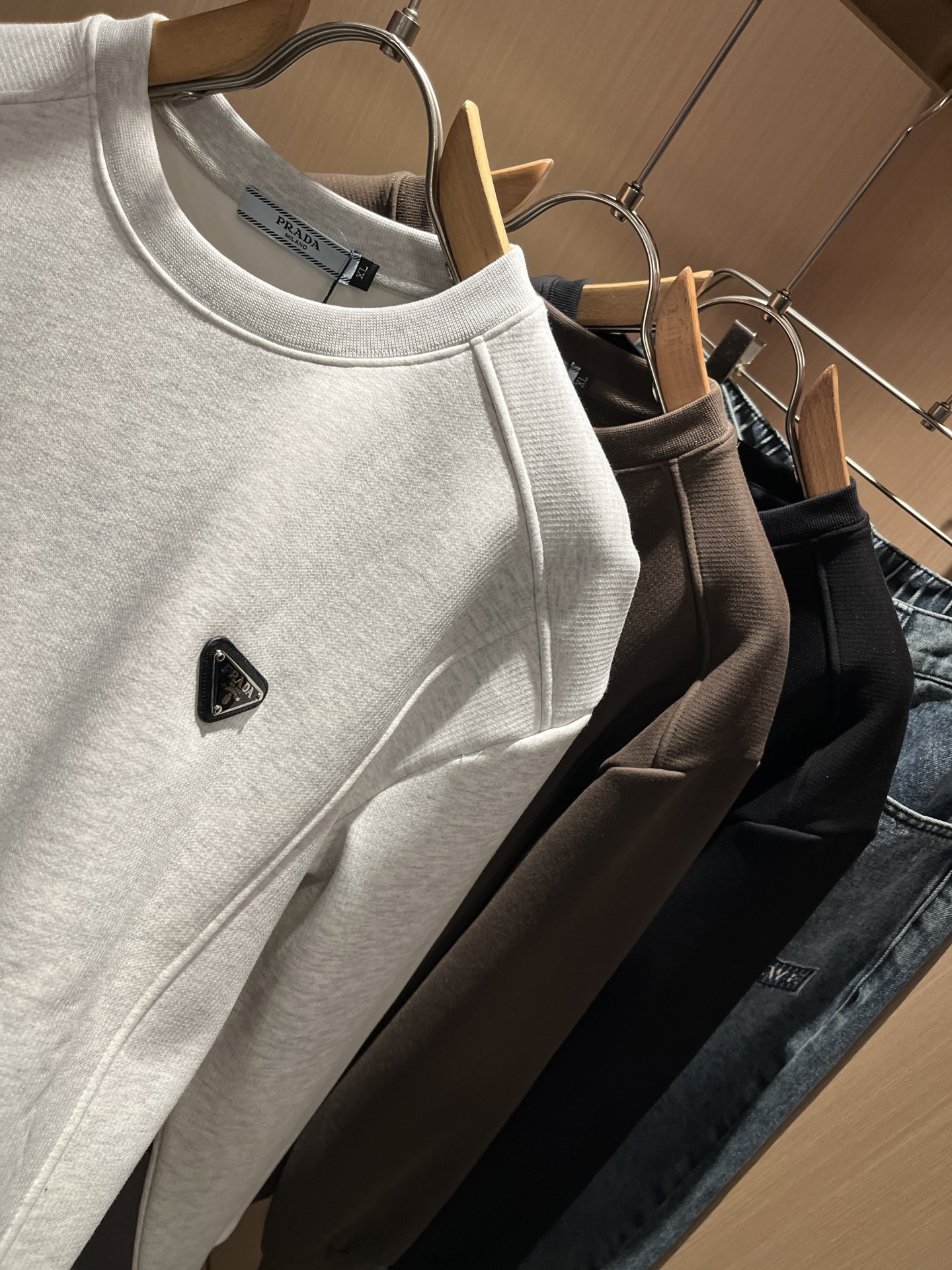 PRAD*A普*达⚠️加绒款！2025秋冬新款男女同款👫长袖卫衣，最新款全网独家首上！！~既经典有时尚百