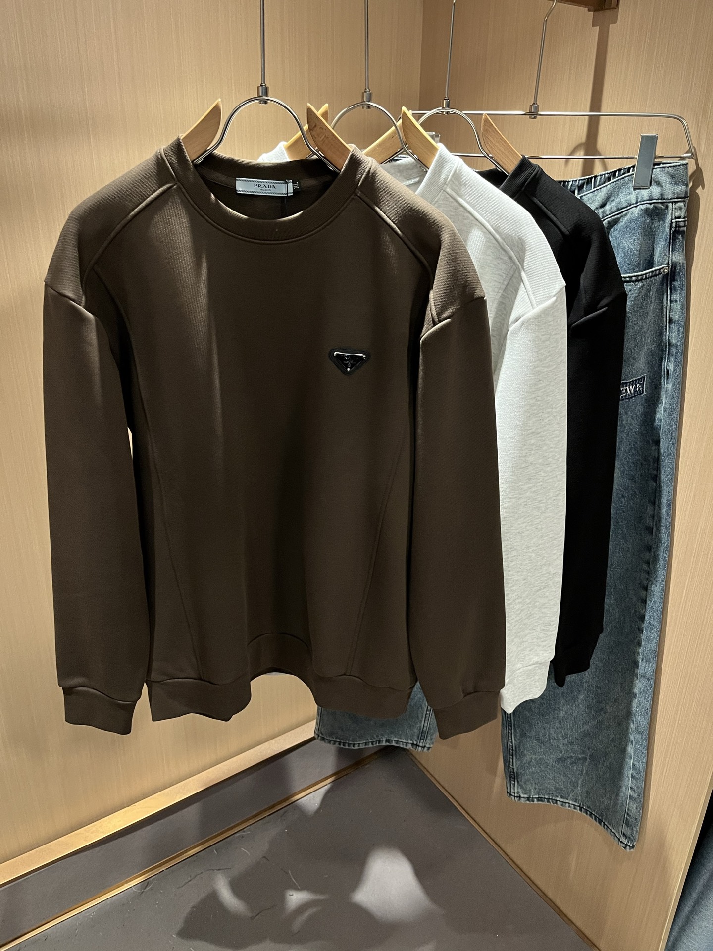 NO:530694,PRAD*A*Daga fleece style!  2025 autumn and winter new men and women's same long-sleeved sweatshirt, the latest model is exclusively available on the entire network!  !  ~ It is classic and fashionable and versatile, who doesn’t like it? It will show the classic again. It is very pleasing to the eye and comes with a low luxury halo and recognition!  Pr*da's traditional brand concept and modern advanced technology are perfectly combined. Coupled with the extremely modern and modern minimalist design, P home exclusive three-dimensional logo pattern badge design!  Customized 100% imported pure cotton fabric!  The texture of this model is quite touching, the specifications and grades are known with tentacles. The degree of delicateness and breathability are top-notch!  Size M-4XL, prada, hoodie, sweatshirts, alexander wang19860909PRAD*A普*达加绒款！2025秋冬新款男女同款长袖卫衣,最新款全网独家首上！！~既经典有时尚百搭,谁不爱啊,将经典再次展现,非常的耐看,自带低奢光环与辨识度！Pr*da传统的品牌理念和现代化的先进技术进行了完美结合.加上极其现代摩登风范的简约设计,p家专属立体logo图案徽章设计！定制百分百进口纯棉的面料！此款的质感相当感人 触手便知规格档次 细腻程度与透气效果堪称顶级！尺码M-4XL,,prada,hoodie,sweatshirts,alexander wang,Men's clothing