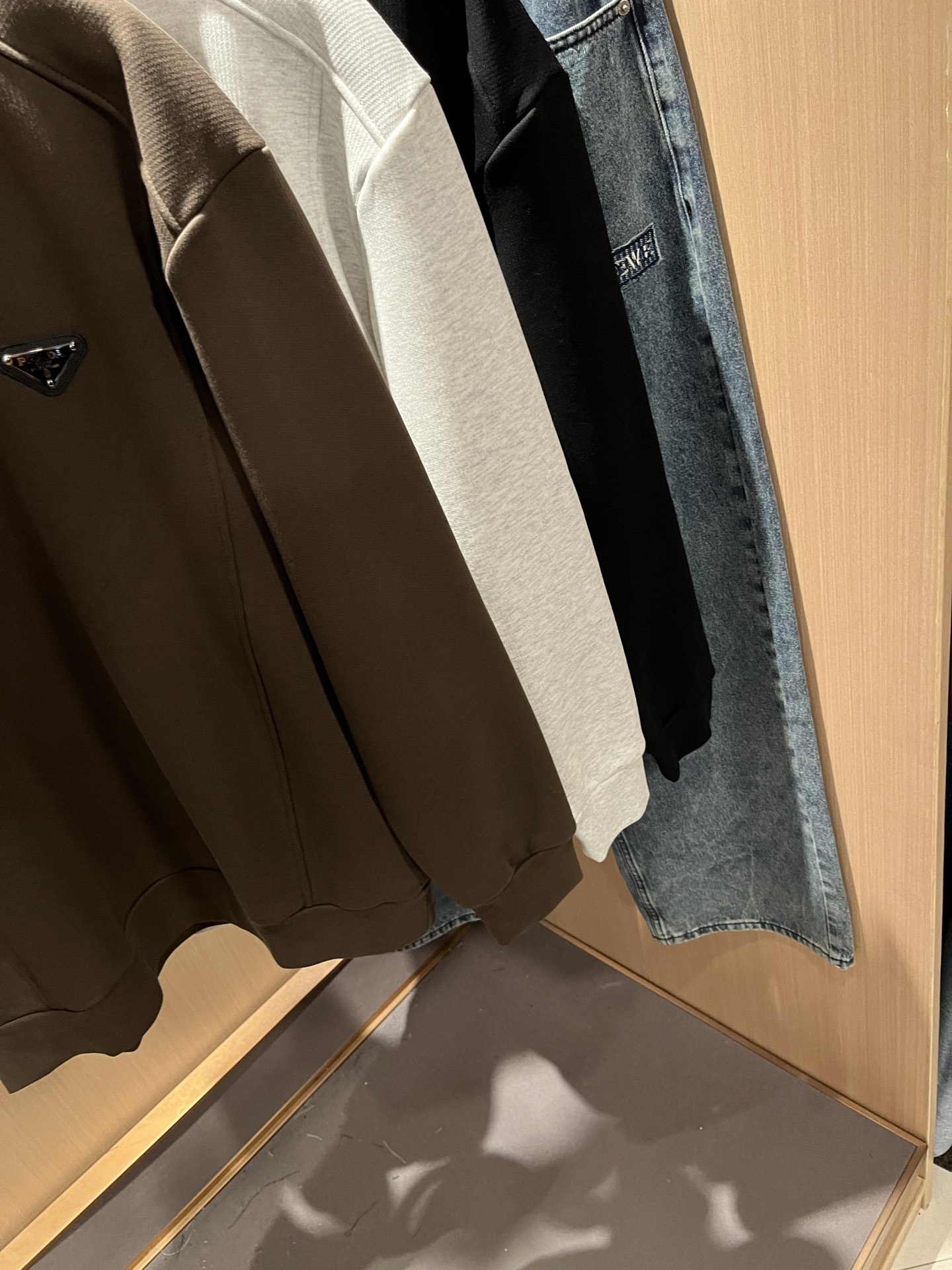 PRAD*A普*达⚠️加绒款！2025秋冬新款男女同款👫长袖卫衣，最新款全网独家首上！！~既经典有时尚百