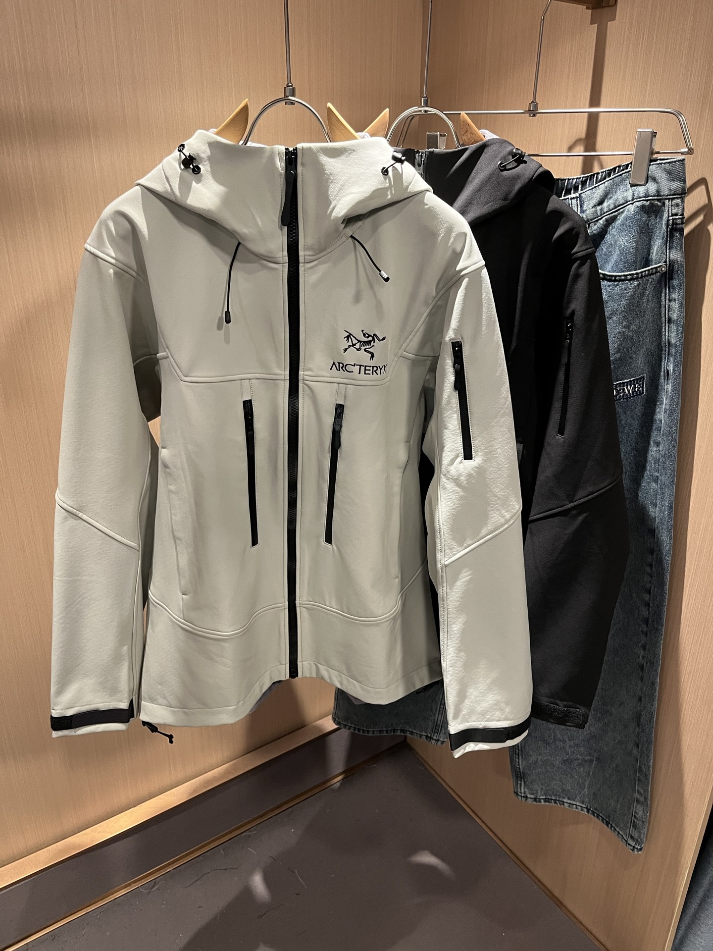 NO:530696,ARCTER*X Original Archaeological Bird 2025 autumn and winter new men and women's same jacket jacket, outdoor brands may first think of Canadian goose and Archaeological Bird. It gives people a feeling of trying out the label!  In addition to being quite accomplished in style design, the most obvious or most expert should be to have deeper and unique insights and attainments in fabrics. Through continuous structural research and problem-solving, and characterized by unique research on fabrics, these alone are enough to support it to become the first-rate new logo brand image in the clothing manufacturing industry. This model is made of quick-drying fabric!  Through precision, the hand feels smooth and soft, and both has natural beauty and comfort. The large body style is cut cleanly and cleanly, and the fabric shows a different hazy structural beauty. It is made of exclusive mold customization. The fabric and its technology test the workers, can be smooth and smooth without wrinkles!  Embroidery design on chest logo pattern!  It really tests the handmade work of every master!  It makes the overall clean and neat, without leaving any thread. Now the neutrality that pursues life is more refined in life!  Size S-3XL, arc'teryx,jackets & coats,jackets & coats,alexander wang19860909ARCTER*X始*祖鸟 2025秋冬新款男女同款夹克外套,户外品牌可能大家第一想到的就是加拿大鹅、始祖鸟.给人一种标签试的感觉！除了在款式设计上颇有造诣之外,最明显或者说最为拿手的,应该就是在面料上的拥有更深独特见解跟造诣了.通过不断地结构研究和问题处理,在以面料独特研究为特征,仅凭这些就已经足以支撑其成为服装制造行业中,首屈可数的新标志品牌形象.此款采用速干面料材质！通过精工手感细滑柔软,同时兼具自然美感跟舒适度.大身上版型裁剪简洁干净,面料上显现出了不一样朦胧的结构性美感来.独家开模定制而成,面料及其考验工人的技术,能做到平整服帖又不起皱！胸前logo图案刺绣设计！真的是很考验每位师傅的手工制作！使得整体干净利索,不留一丝线头.现在对于生活有所追求的中性也在生活中更为精致！尺码S-3XL,arc'teryx,jackets & coats,jackets & coats,alexander wang,Men's clothing