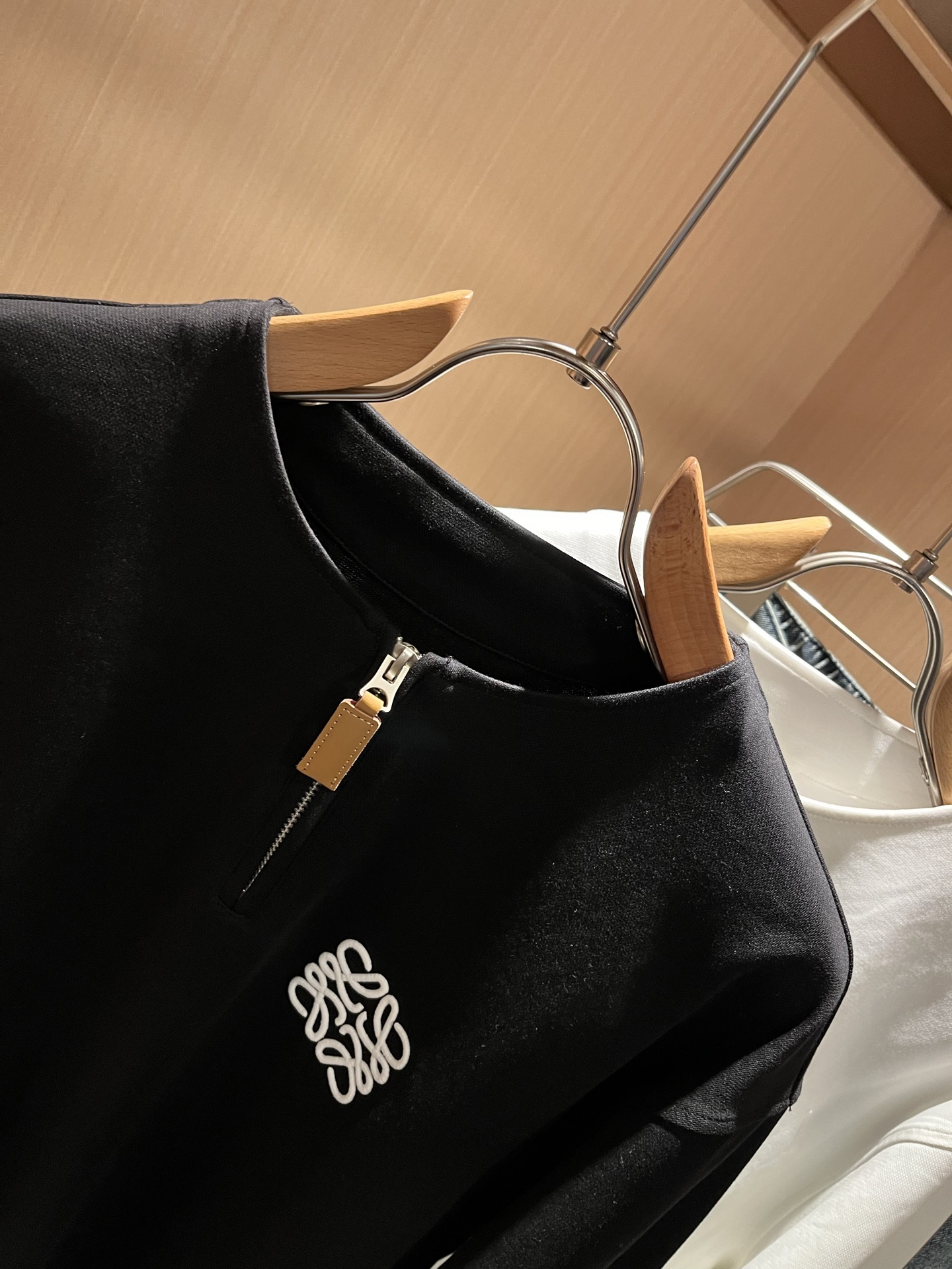 LOE*WE罗*威 2025秋冬男士打底衫，意大利原厂订单渠道，极具个性高级风，标志logo图案刺绣工艺