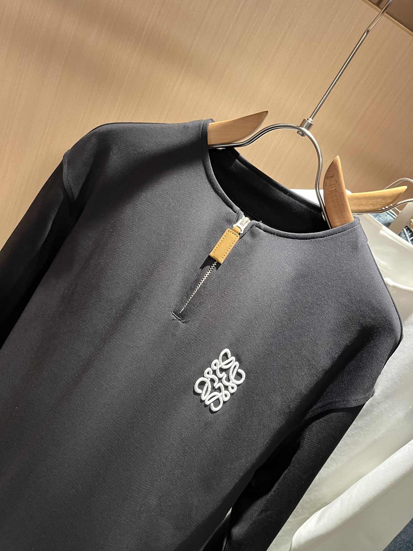 LOE*WE罗*威 2025秋冬男士打底衫，意大利原厂订单渠道，极具个性高级风，标志logo图案刺绣工艺