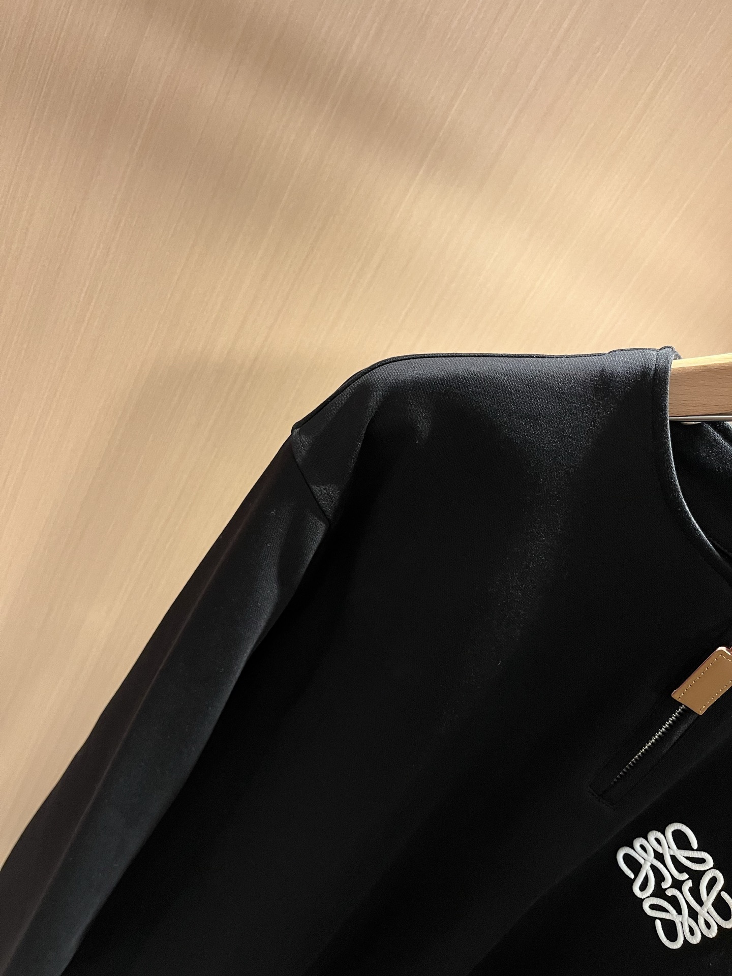 LOE*WE罗*威 2025秋冬男士打底衫，意大利原厂订单渠道，极具个性高级风，标志logo图案刺绣工艺